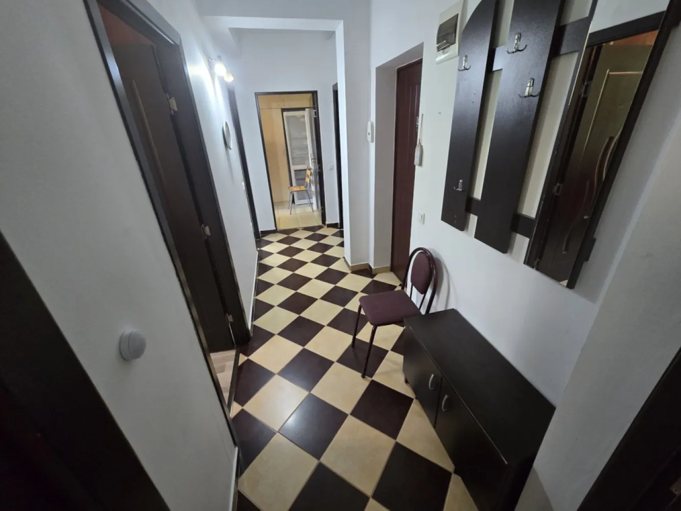 Apartament 2 camere,48 mp, semicentral - Descriere:
Contact 0774048706 Bogdan
De închiriat apartament 2 camere ,decomandat confort 1, situat pe strada Liviu Rebreanu, suprafață utilă de 48, situat la etajul 1 din 2 oferit de Zap Imobiliare.
Detalii: 
- 1 living, 1 dormitor, 1 bucătărie, 1 baie, 1 hol 1 cămară
- centrală termică, calorifere, geamuri termopan, ușă metalică.
- masina de spalat rufe, frigider.aragaz

Proprietatea se află într-o zonă cu un confort deosebit, datorită amplasării în imediata apropiere a tot ceea ce înseamnă viață modernă, și anume: mijloace de transport în comun, magazine, unități de învățământ de toate gradele, piață, parc, bănci, farmacii, s.a.
Locuința se închiriază mobilată și utilată la prețul de 310 Euro 
Comisionul perceput este de 50% din valoarea primei chirii si se plateste o singura data in momentul semnarii contractului de inchiriere.
Contact 0774048706 Bogdan
Acest anunț nu corespunde cerințelor tale? Sună la numărul afișat în anunț și unul dintre agenții noștri te va ajuta cu alte oferte personalizate în funcție de cerințele tale.