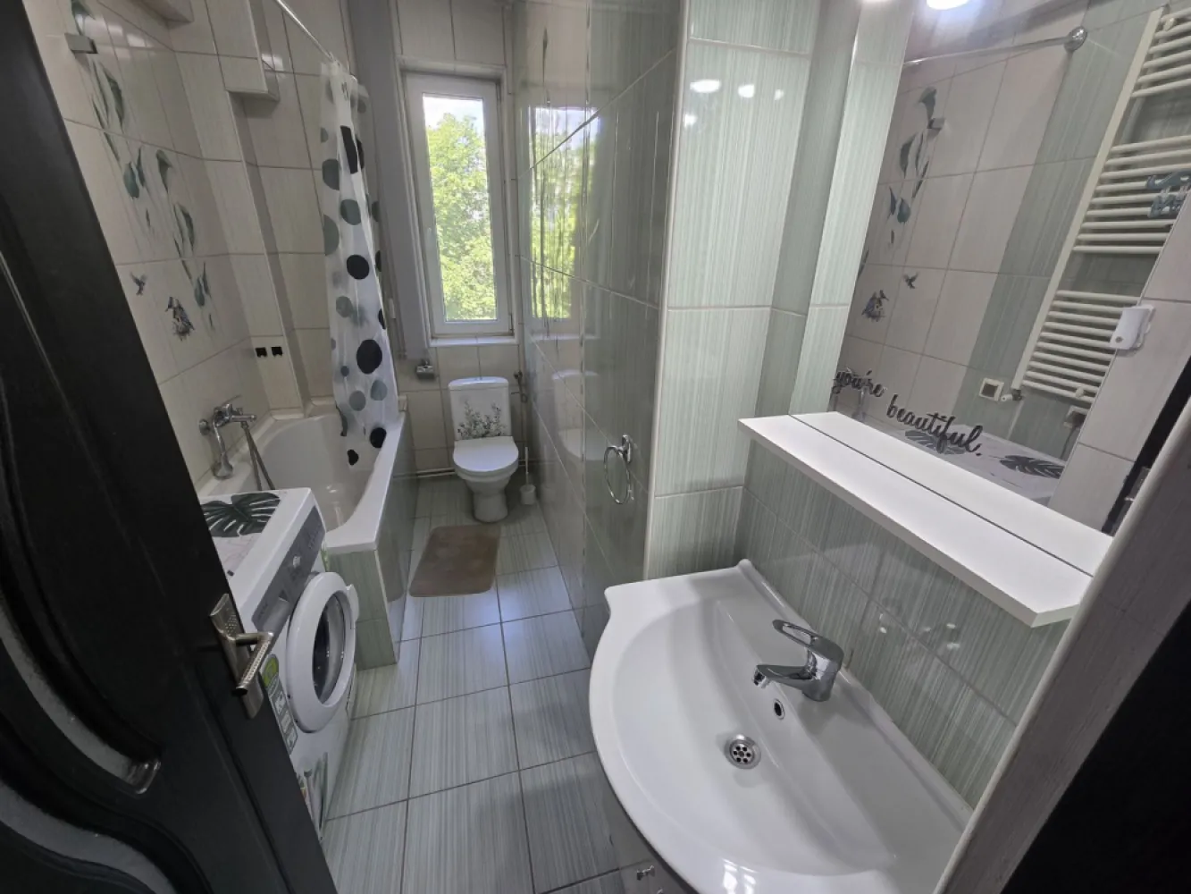 Apartament 2 camere,48 mp, semicentral - Descriere:
Contact 0774048706 Bogdan
De închiriat apartament 2 camere ,decomandat confort 1, situat pe strada Liviu Rebreanu, suprafață utilă de 48, situat la etajul 1 din 2 oferit de Zap Imobiliare.
Detalii: 
- 1 living, 1 dormitor, 1 bucătărie, 1 baie, 1 hol 1 cămară
- centrală termică, calorifere, geamuri termopan, ușă metalică.
- masina de spalat rufe, frigider.aragaz

Proprietatea se află într-o zonă cu un confort deosebit, datorită amplasării în imediata apropiere a tot ceea ce înseamnă viață modernă, și anume: mijloace de transport în comun, magazine, unități de învățământ de toate gradele, piață, parc, bănci, farmacii, s.a.
Locuința se închiriază mobilată și utilată la prețul de 310 Euro 
Comisionul perceput este de 50% din valoarea primei chirii si se plateste o singura data in momentul semnarii contractului de inchiriere.
Contact 0774048706 Bogdan
Acest anunț nu corespunde cerințelor tale? Sună la numărul afișat în anunț și unul dintre agenții noștri te va ajuta cu alte oferte personalizate în funcție de cerințele tale.