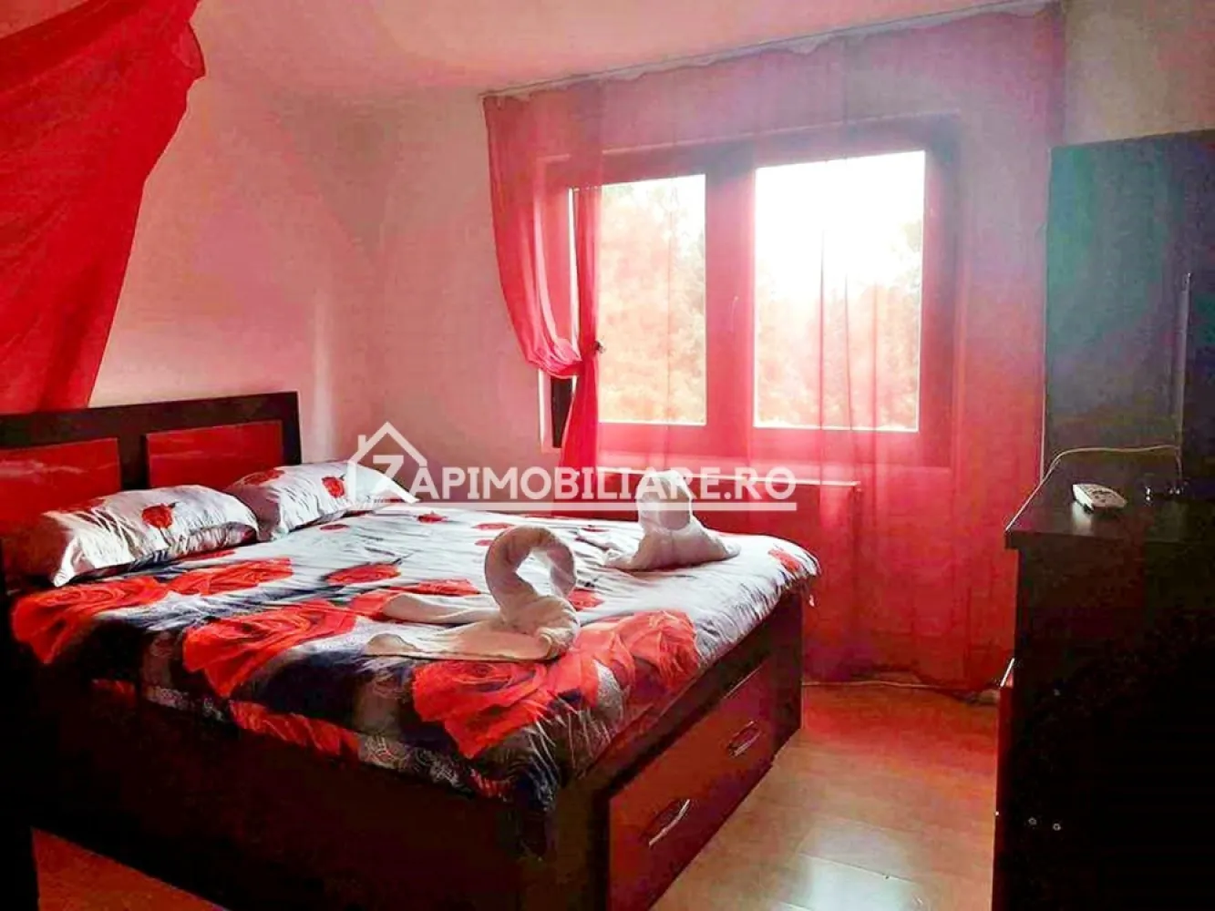 Pensiune 11 camere 500 mp, 2.100 mp teren, Sovata, 0% comision - De vânzare Pensiune în Sovata recent Renovată ,cu clientelă formată, singur în curte 11 camere, 10 băi, situată pe strada Lungă suprafața utilă de 500 .mp amplasată pe un teren cu suprafața de 2100 mp, 

Detalii:
- centrală termică, calorifere, geamuri termopan, 
 - 10 parcări, piscină cu jacuzi, șemineu, 

Utilitați:
- curent, apă, gaz, 

Pensiunea se vinde la cheie mobilată și utilată la prețul de 320.000 Euro negociabil. Comision ZERO!

-----------------------------------------------------------------------------------------------------------------------------------------
Dacă vă place această ofertă sau pentru alte informații sunați la numărul de contact din anunț! 
Compania Zap Imobiliare vă pune la dispoziție toate actele și documentele necesare alături de asistență și consiliere permanentă până la finalizarea achiziției imobiliare. 
Ne dorim să îți oferim cea mai plăcută experiență, îndeplinim vise cu pereți!