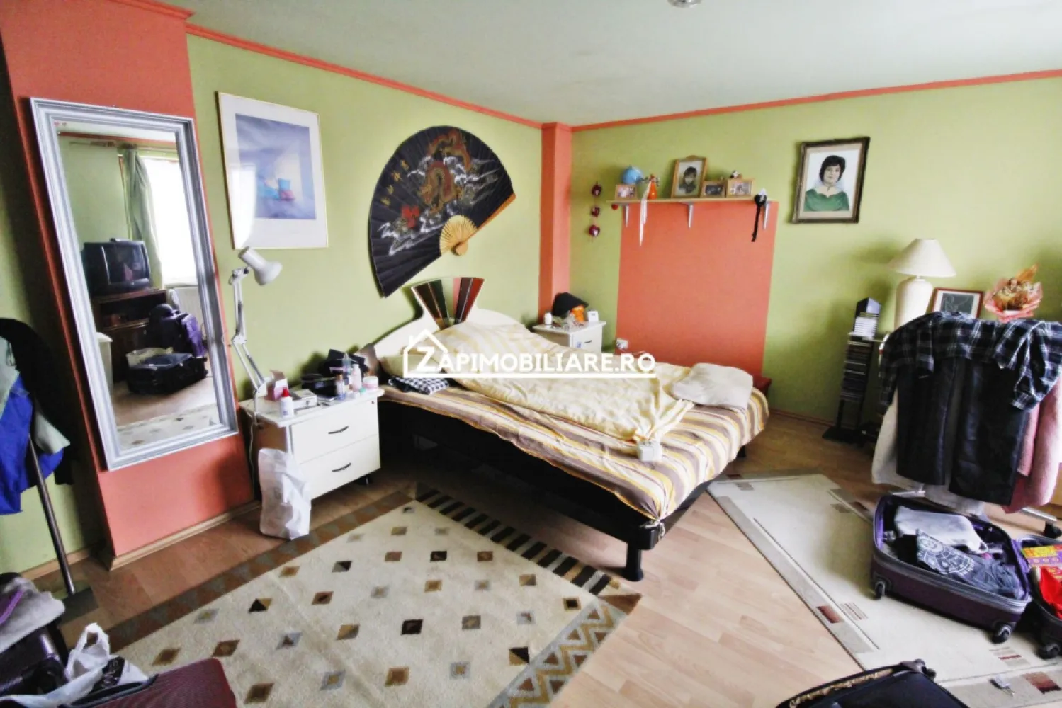 Central - Casa + Spatiu comercial stradal - Strada Predeal - Mentionati ID-ul proprietatii cand apelati: CP1673051
Contact ⓪⑦②⑥ ②②③ ⑧⑧⑥ Sebastian
De vânzare casă, singur în curte situată în zona centrala a Targu Muresului, suprafața utilă de 350.mp amplasată pe un teren cu suprafața de 300 mp, Compartimentare:
- la parter: spatiu comercial aproximativ 100 mp ( vezi plan parter - poza )
- la etaj: 4 camere, 2 bai, 1 bucatarie, 1 terasa 20 mp 

Detalii:
- centrală termică, calorifere, geamuri termopan, ușă metalică.
- fundația casei are o adâncime de 1 m, pereții sunt din cărămidă, acoperișul de țiglă , izolată cu polistiren de 10 cm.
- pod mansardat, cu inca 2 dormitoare daca este nevoie.

Utilitați:
- curent, apă, gaz, canalizare

Casa se vinde la prețul de 350000 Euro negociabil. Comision ZERO!
Contact ⓪⑦②⑥ ②②③ ⑧⑧⑥ Sebastian
Daca vă place această ofertă sau pentru alte informații sunați la numărul de contact din anunț! 
Compania Zap Imobiliare vă pune la dispoziție toate actele și documentele necesare alături de asistență și consiliere permanentă până la finalizarea achiziției imobiliare.