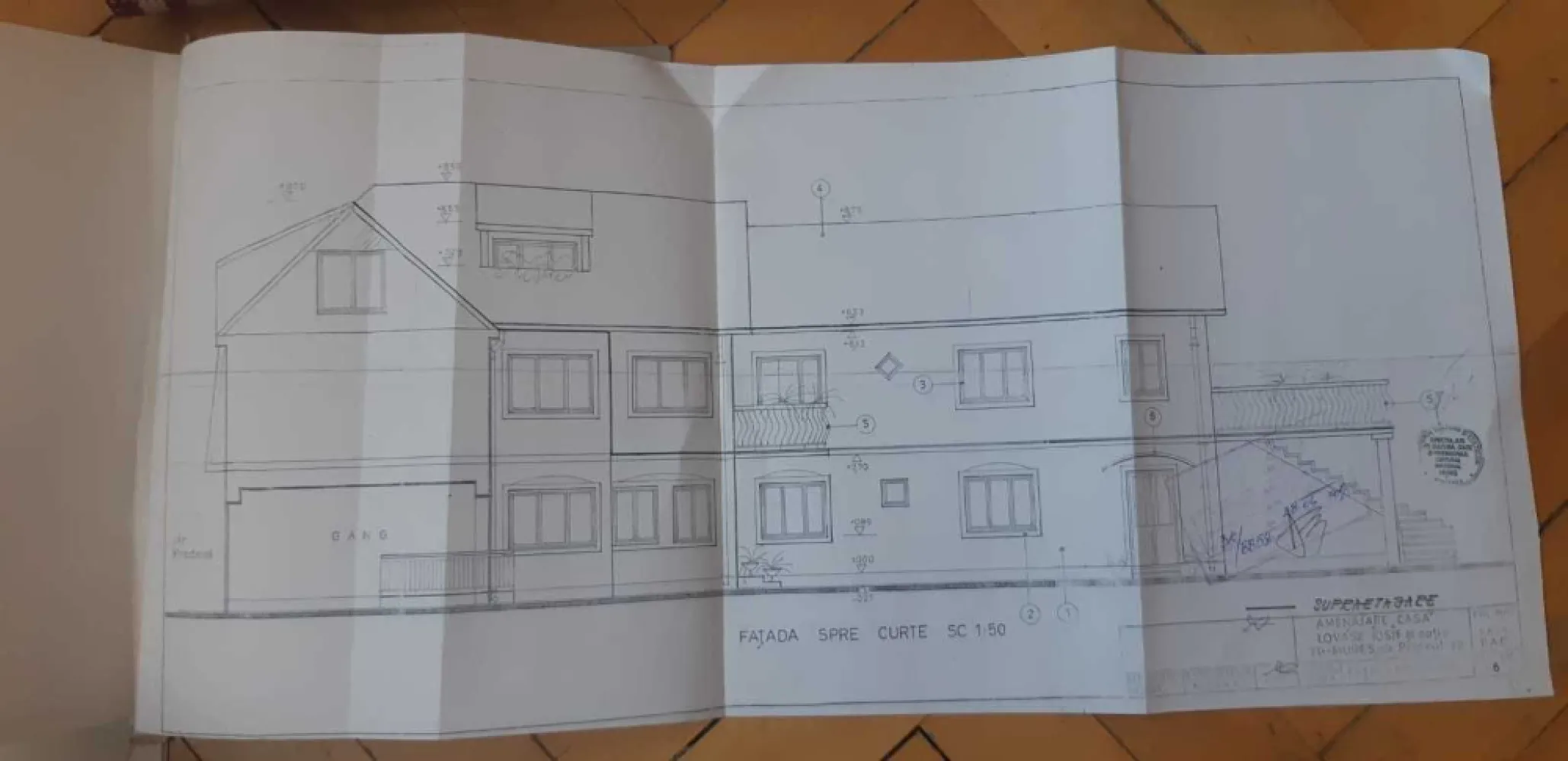 Central - Casa + Spatiu comercial stradal - Strada Predeal - Mentionati ID-ul proprietatii cand apelati: CP1673051
Contact ⓪⑦②⑥ ②②③ ⑧⑧⑥ Sebastian
De vânzare casă, singur în curte situată în zona centrala a Targu Muresului, suprafața utilă de 350.mp amplasată pe un teren cu suprafața de 300 mp, Compartimentare:
- la parter: spatiu comercial aproximativ 100 mp ( vezi plan parter - poza )
- la etaj: 4 camere, 2 bai, 1 bucatarie, 1 terasa 20 mp 

Detalii:
- centrală termică, calorifere, geamuri termopan, ușă metalică.
- fundația casei are o adâncime de 1 m, pereții sunt din cărămidă, acoperișul de țiglă , izolată cu polistiren de 10 cm.
- pod mansardat, cu inca 2 dormitoare daca este nevoie.

Utilitați:
- curent, apă, gaz, canalizare

Casa se vinde la prețul de 350000 Euro negociabil. Comision ZERO!
Contact ⓪⑦②⑥ ②②③ ⑧⑧⑥ Sebastian
Daca vă place această ofertă sau pentru alte informații sunați la numărul de contact din anunț! 
Compania Zap Imobiliare vă pune la dispoziție toate actele și documentele necesare alături de asistență și consiliere permanentă până la finalizarea achiziției imobiliare.