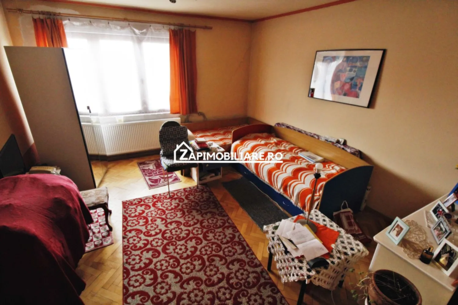 Central - Casa + Spatiu comercial stradal - Strada Predeal - Mentionati ID-ul proprietatii cand apelati: CP1673051
Contact ⓪⑦②⑥ ②②③ ⑧⑧⑥ Sebastian
De vânzare casă, singur în curte situată în zona centrala a Targu Muresului, suprafața utilă de 350.mp amplasată pe un teren cu suprafața de 300 mp, Compartimentare:
- la parter: spatiu comercial aproximativ 100 mp ( vezi plan parter - poza )
- la etaj: 4 camere, 2 bai, 1 bucatarie, 1 terasa 20 mp 

Detalii:
- centrală termică, calorifere, geamuri termopan, ușă metalică.
- fundația casei are o adâncime de 1 m, pereții sunt din cărămidă, acoperișul de țiglă , izolată cu polistiren de 10 cm.
- pod mansardat, cu inca 2 dormitoare daca este nevoie.

Utilitați:
- curent, apă, gaz, canalizare

Casa se vinde la prețul de 350000 Euro negociabil. Comision ZERO!
Contact ⓪⑦②⑥ ②②③ ⑧⑧⑥ Sebastian
Daca vă place această ofertă sau pentru alte informații sunați la numărul de contact din anunț! 
Compania Zap Imobiliare vă pune la dispoziție toate actele și documentele necesare alături de asistență și consiliere permanentă până la finalizarea achiziției imobiliare.