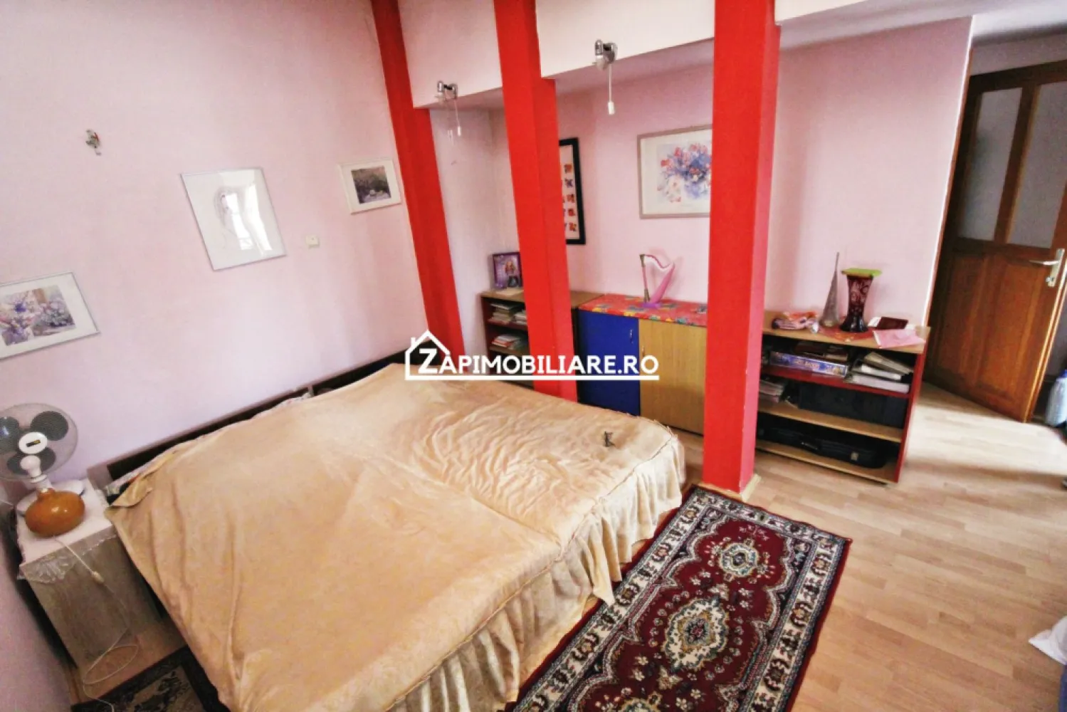 Central - Casa + Spatiu comercial stradal - Strada Predeal - Mentionati ID-ul proprietatii cand apelati: CP1673051
Contact ⓪⑦②⑥ ②②③ ⑧⑧⑥ Sebastian
De vânzare casă, singur în curte situată în zona centrala a Targu Muresului, suprafața utilă de 350.mp amplasată pe un teren cu suprafața de 300 mp, Compartimentare:
- la parter: spatiu comercial aproximativ 100 mp ( vezi plan parter - poza )
- la etaj: 4 camere, 2 bai, 1 bucatarie, 1 terasa 20 mp 

Detalii:
- centrală termică, calorifere, geamuri termopan, ușă metalică.
- fundația casei are o adâncime de 1 m, pereții sunt din cărămidă, acoperișul de țiglă , izolată cu polistiren de 10 cm.
- pod mansardat, cu inca 2 dormitoare daca este nevoie.

Utilitați:
- curent, apă, gaz, canalizare

Casa se vinde la prețul de 350000 Euro negociabil. Comision ZERO!
Contact ⓪⑦②⑥ ②②③ ⑧⑧⑥ Sebastian
Daca vă place această ofertă sau pentru alte informații sunați la numărul de contact din anunț! 
Compania Zap Imobiliare vă pune la dispoziție toate actele și documentele necesare alături de asistență și consiliere permanentă până la finalizarea achiziției imobiliare.