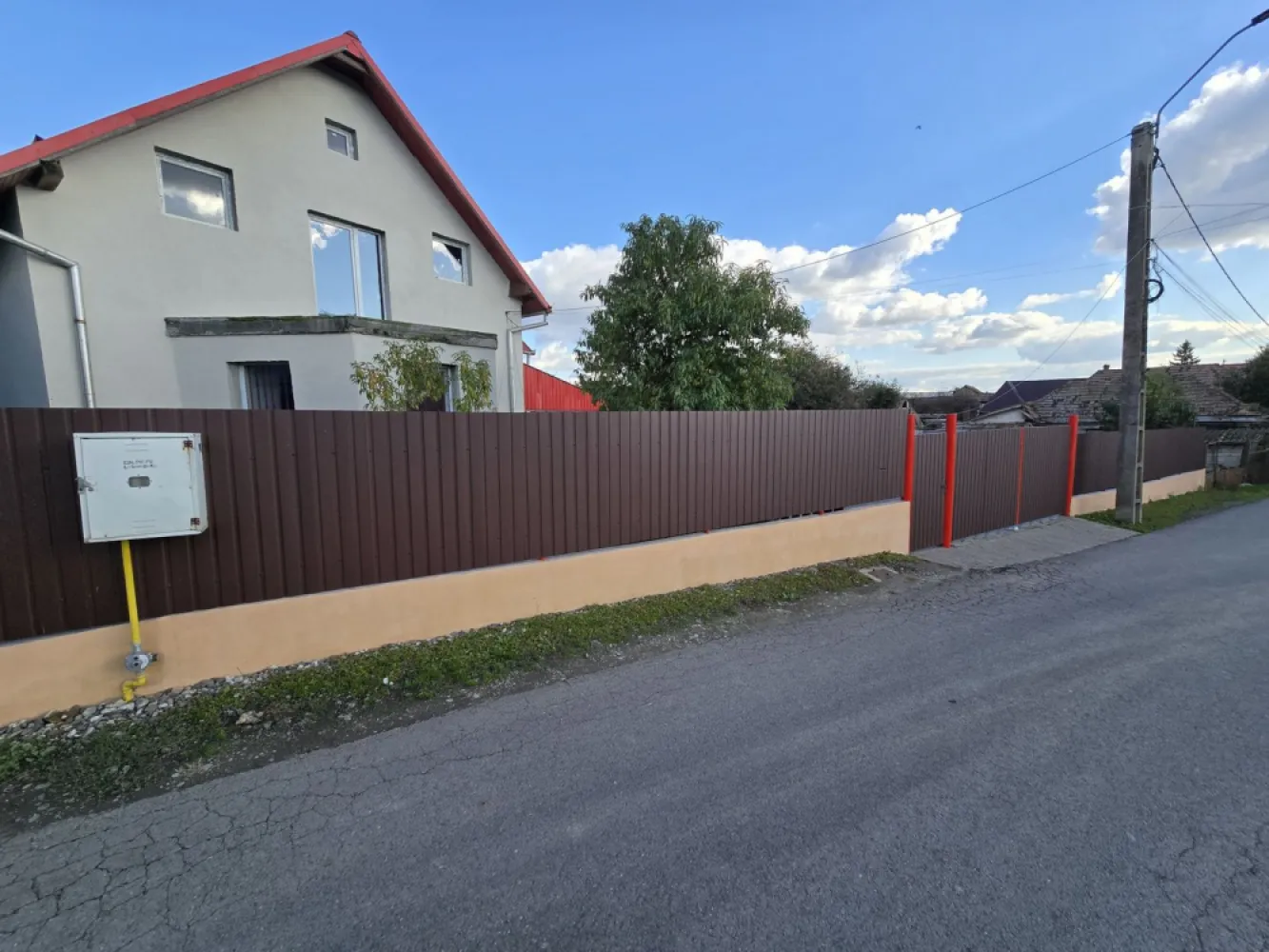 Casa 228 mp, 500 mp teren, Mureșeni, 0% comision - De vânzare casă, singur în curte, 4 camere situată în zona Mureșeni, suprafața utilă de 228 mp amplasată pe un teren cu suprafața de 500 mp, cu o deschidere la drum de 25 ml.
Compartimentare:
- la parter: 1 dormitor, 1 living, 1 bucătărie, 1 baie, 1 balcon.
- la etaj: 109 mp neamenajați, 1 balcon.
Se acceptă și schimb cu Apartamentele 
Detalii:
- centrală termică, calorifere, geamuri termopan, 
- fundația casei are o adâncime de 1 m, pereții sunt din cărămidă, acoperișul de tablă,
- pivniță, pod mansardabil, 
- anul construcției 2005

Utilitați:
- curent, apă, gaz, canalizare.
- recent izolată cu polistiren de 10 cm
Casa se vinde la prețul de 159.000 Euro Comision ZERO!
-----------------------------------------------------------------------------------------------------------------------------------------
Daca vă place această ofertă sau pentru alte informații sunați la numărul de contact din anunț! 
Compania Zap Imobiliare vă pune la dispoziție toate actele și documentele necesare alături de asistență și consiliere permanentă până la finalizarea achiziției imobiliare. 
Ne dorim să îți oferim cea mai plăcută experiență, îndeplinim vise cu pereți!