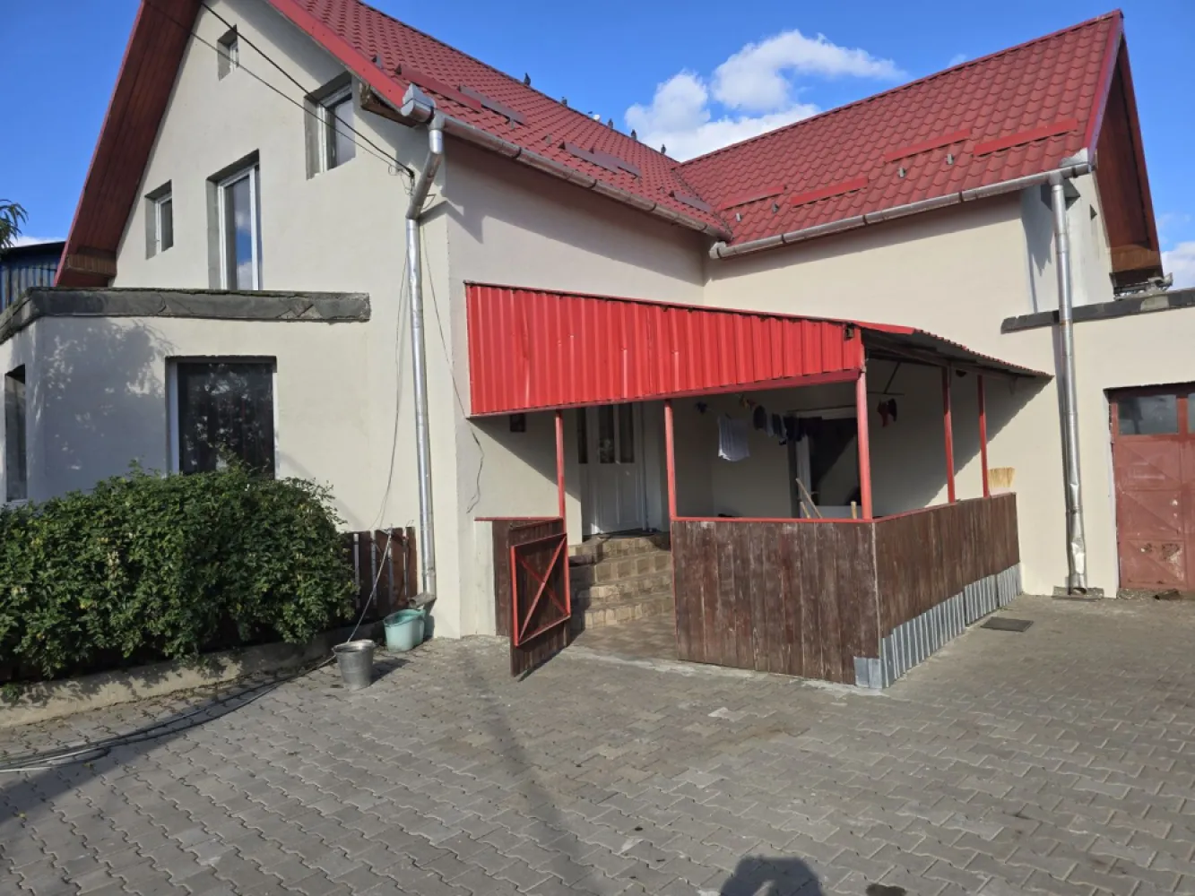 Casa 228 mp, 500 mp teren, Mureșeni, 0% comision - De vânzare casă, singur în curte, 4 camere situată în zona Mureșeni, suprafața utilă de 228 mp amplasată pe un teren cu suprafața de 500 mp, cu o deschidere la drum de 25 ml.
Compartimentare:
- la parter: 1 dormitor, 1 living, 1 bucătărie, 1 baie, 1 balcon.
- la etaj: 109 mp neamenajați, 1 balcon.
Se acceptă și schimb cu Apartamentele 
Detalii:
- centrală termică, calorifere, geamuri termopan, 
- fundația casei are o adâncime de 1 m, pereții sunt din cărămidă, acoperișul de tablă,
- pivniță, pod mansardabil, 
- anul construcției 2005

Utilitați:
- curent, apă, gaz, canalizare.
- recent izolată cu polistiren de 10 cm
Casa se vinde la prețul de 159.000 Euro Comision ZERO!
-----------------------------------------------------------------------------------------------------------------------------------------
Daca vă place această ofertă sau pentru alte informații sunați la numărul de contact din anunț! 
Compania Zap Imobiliare vă pune la dispoziție toate actele și documentele necesare alături de asistență și consiliere permanentă până la finalizarea achiziției imobiliare. 
Ne dorim să îți oferim cea mai plăcută experiență, îndeplinim vise cu pereți!