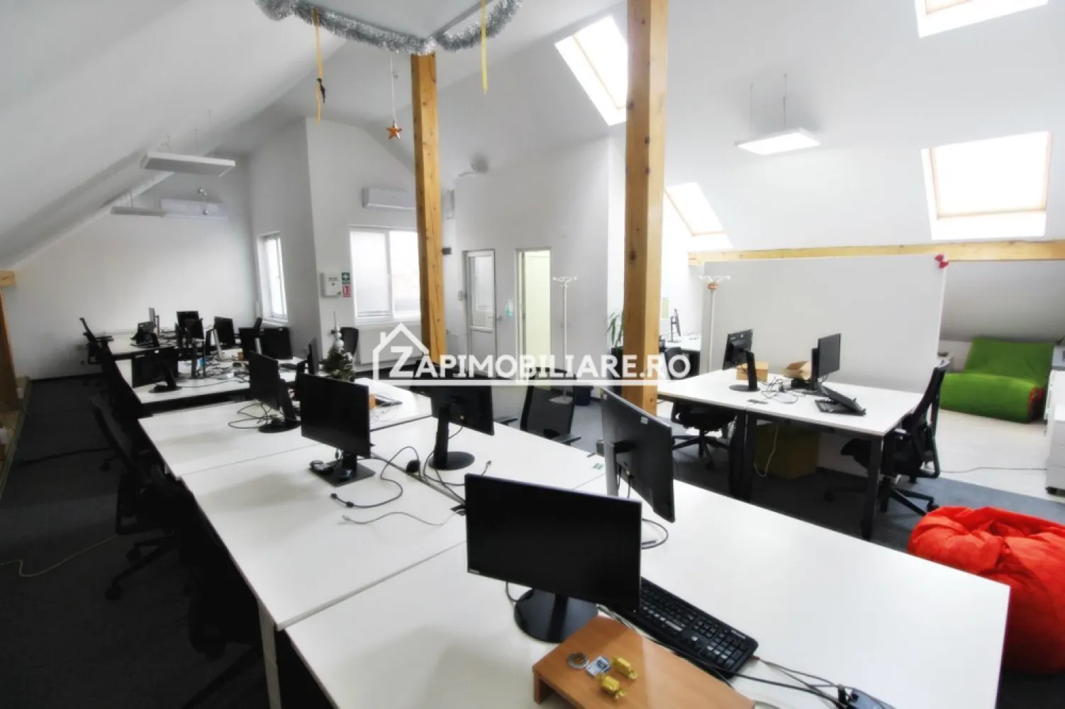 Spatii birouri - Zona Centrala - cuprinse intre 97 mp si 446 mp - Mentionati ID-ul proprietatii cand apelati: CP1642042
Contact ⓪⑦②⑥ ②②③ ⑧⑧⑥ Sebastian
De închiriat cladire de birouri sau suprafete de birouri per nivel, , situate in zona Centrala a Minicipiului Targu Mures
Compartimentare:
Parter - 97 mp - o bucatarie 19 mp, 2 încăperi ,2 toalete
Etaj 1 - 113 mp - 3 încăperi, 1 toaleta , 1 incapere servere
Etaj 2 - 113 mp - 2 toalete, 1 open space, 1 meeting room
Mansarda inalta - 123 mp - 1 open space 1 toaleta

Total 446 mp 
Detalii:
Imobilul a fost dat in folosinta in anul 2011, costruit ca si cladire de birouri. 
- este structurat pe patru nivele, parter plus doua etaje si mansarda inalta. Este construit din caramida si are zece cm izolatie exterioara;
- centrala termica este marca Remeha in condensatie;
- energia electrica este contorizata pe fiecare nivel cu contor de la furnizorul de energie;
- este cablata pentru intranet, existand o camera a serverelor cu aparat de aer conditionat;
- are interfon pentru accesul in curte si cladire;
- acesul in imobil si la fiecare nivel se face pe baza de cartela control acces;
- are camere video la intrare si la fiecare nivel;
- este dotata cu senzori si alarma fum si alarma efractie;
- pardoseala este acoperita cu mocheta de calitate superioara care da posibilitatea de reparatii locale;
- ferestrele au jaluzele pe orizontala, din aluminiu, reglabile;
- la parter este o bucatarie de 19 mp, unde se poate se poate servi masa:
- are aparate de aer conditonat la fiecare nivel;

Imobilul se închiriază la prețul de 6.5 Euro / mp Euro negociabil. Nu se percepe TVA
Ocupabil cu 15 martie 2023
Contact ⓪⑦②⑥ ②②③ ⑧⑧⑥ Sebastian
Comisionul perceput este de 50% din valoarea primei chirii si se percepe o singură dată!
Acest anunț nu corespunde cerințelor tale? Sună la numărul afișat în anunț și unul dintre agenții noștri te va ajuta cu alte oferte personalizate în funcție de cerințele tale.