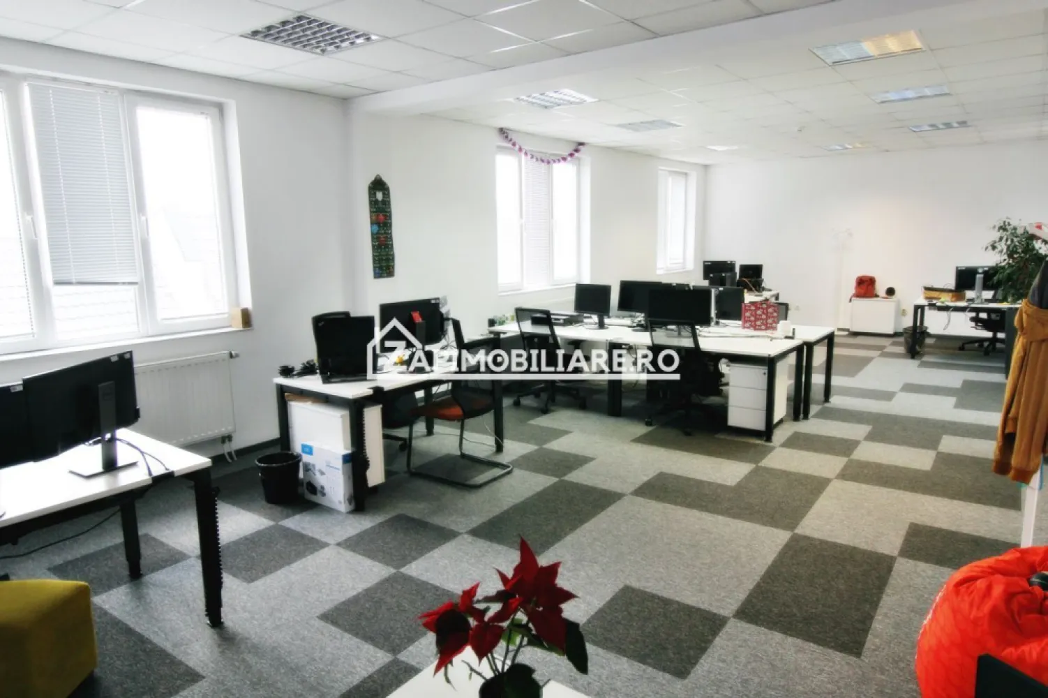 Spatii birouri - Zona Centrala - cuprinse intre 97 mp si 446 mp - Mentionati ID-ul proprietatii cand apelati: CP1642042
Contact ⓪⑦②⑥ ②②③ ⑧⑧⑥ Sebastian
De închiriat cladire de birouri sau suprafete de birouri per nivel, , situate in zona Centrala a Minicipiului Targu Mures
Compartimentare:
Parter - 97 mp - o bucatarie 19 mp, 2 încăperi ,2 toalete
Etaj 1 - 113 mp - 3 încăperi, 1 toaleta , 1 incapere servere
Etaj 2 - 113 mp - 2 toalete, 1 open space, 1 meeting room
Mansarda inalta - 123 mp - 1 open space 1 toaleta

Total 446 mp 
Detalii:
Imobilul a fost dat in folosinta in anul 2011, costruit ca si cladire de birouri. 
- este structurat pe patru nivele, parter plus doua etaje si mansarda inalta. Este construit din caramida si are zece cm izolatie exterioara;
- centrala termica este marca Remeha in condensatie;
- energia electrica este contorizata pe fiecare nivel cu contor de la furnizorul de energie;
- este cablata pentru intranet, existand o camera a serverelor cu aparat de aer conditionat;
- are interfon pentru accesul in curte si cladire;
- acesul in imobil si la fiecare nivel se face pe baza de cartela control acces;
- are camere video la intrare si la fiecare nivel;
- este dotata cu senzori si alarma fum si alarma efractie;
- pardoseala este acoperita cu mocheta de calitate superioara care da posibilitatea de reparatii locale;
- ferestrele au jaluzele pe orizontala, din aluminiu, reglabile;
- la parter este o bucatarie de 19 mp, unde se poate se poate servi masa:
- are aparate de aer conditonat la fiecare nivel;

Imobilul se închiriază la prețul de 6.5 Euro / mp Euro negociabil. Nu se percepe TVA
Ocupabil cu 15 martie 2023
Contact ⓪⑦②⑥ ②②③ ⑧⑧⑥ Sebastian
Comisionul perceput este de 50% din valoarea primei chirii si se percepe o singură dată!
Acest anunț nu corespunde cerințelor tale? Sună la numărul afișat în anunț și unul dintre agenții noștri te va ajuta cu alte oferte personalizate în funcție de cerințele tale.