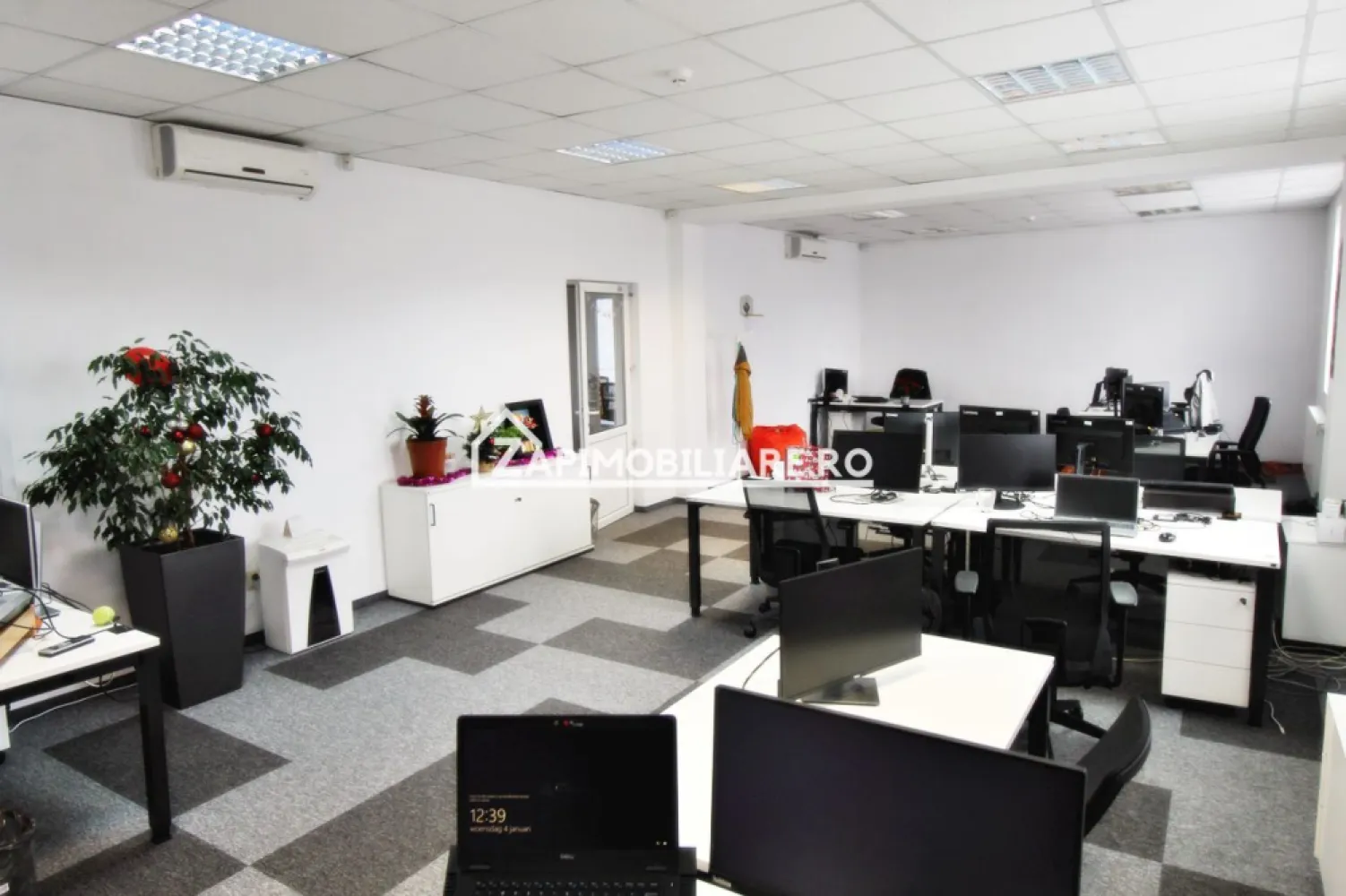 Spatii birouri - Zona Centrala - cuprinse intre 97 mp si 446 mp - Mentionati ID-ul proprietatii cand apelati: CP1642042
Contact ⓪⑦②⑥ ②②③ ⑧⑧⑥ Sebastian
De închiriat cladire de birouri sau suprafete de birouri per nivel, , situate in zona Centrala a Minicipiului Targu Mures
Compartimentare:
Parter - 97 mp - o bucatarie 19 mp, 2 încăperi ,2 toalete
Etaj 1 - 113 mp - 3 încăperi, 1 toaleta , 1 incapere servere
Etaj 2 - 113 mp - 2 toalete, 1 open space, 1 meeting room
Mansarda inalta - 123 mp - 1 open space 1 toaleta

Total 446 mp 
Detalii:
Imobilul a fost dat in folosinta in anul 2011, costruit ca si cladire de birouri. 
- este structurat pe patru nivele, parter plus doua etaje si mansarda inalta. Este construit din caramida si are zece cm izolatie exterioara;
- centrala termica este marca Remeha in condensatie;
- energia electrica este contorizata pe fiecare nivel cu contor de la furnizorul de energie;
- este cablata pentru intranet, existand o camera a serverelor cu aparat de aer conditionat;
- are interfon pentru accesul in curte si cladire;
- acesul in imobil si la fiecare nivel se face pe baza de cartela control acces;
- are camere video la intrare si la fiecare nivel;
- este dotata cu senzori si alarma fum si alarma efractie;
- pardoseala este acoperita cu mocheta de calitate superioara care da posibilitatea de reparatii locale;
- ferestrele au jaluzele pe orizontala, din aluminiu, reglabile;
- la parter este o bucatarie de 19 mp, unde se poate se poate servi masa:
- are aparate de aer conditonat la fiecare nivel;

Imobilul se închiriază la prețul de 6.5 Euro / mp Euro negociabil. Nu se percepe TVA
Ocupabil cu 15 martie 2023
Contact ⓪⑦②⑥ ②②③ ⑧⑧⑥ Sebastian
Comisionul perceput este de 50% din valoarea primei chirii si se percepe o singură dată!
Acest anunț nu corespunde cerințelor tale? Sună la numărul afișat în anunț și unul dintre agenții noștri te va ajuta cu alte oferte personalizate în funcție de cerințele tale.