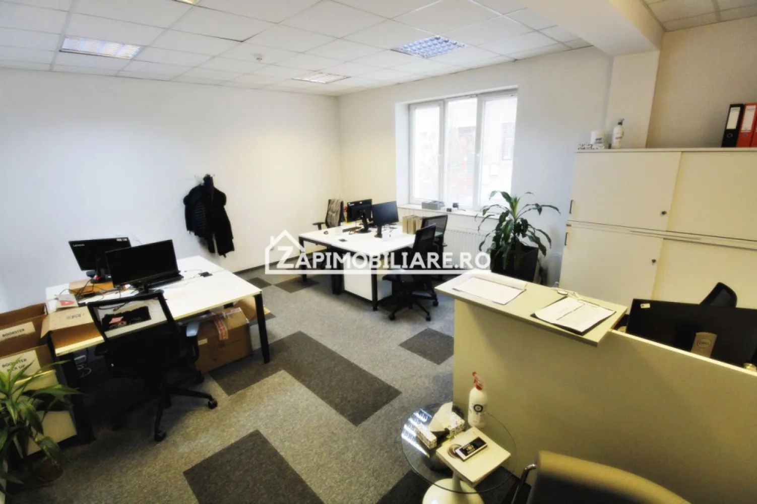 Spatii birouri - Zona Centrala - cuprinse intre 97 mp si 446 mp - Mentionati ID-ul proprietatii cand apelati: CP1642042
Contact ⓪⑦②⑥ ②②③ ⑧⑧⑥ Sebastian
De închiriat cladire de birouri sau suprafete de birouri per nivel, , situate in zona Centrala a Minicipiului Targu Mures
Compartimentare:
Parter - 97 mp - o bucatarie 19 mp, 2 încăperi ,2 toalete
Etaj 1 - 113 mp - 3 încăperi, 1 toaleta , 1 incapere servere
Etaj 2 - 113 mp - 2 toalete, 1 open space, 1 meeting room
Mansarda inalta - 123 mp - 1 open space 1 toaleta

Total 446 mp 
Detalii:
Imobilul a fost dat in folosinta in anul 2011, costruit ca si cladire de birouri. 
- este structurat pe patru nivele, parter plus doua etaje si mansarda inalta. Este construit din caramida si are zece cm izolatie exterioara;
- centrala termica este marca Remeha in condensatie;
- energia electrica este contorizata pe fiecare nivel cu contor de la furnizorul de energie;
- este cablata pentru intranet, existand o camera a serverelor cu aparat de aer conditionat;
- are interfon pentru accesul in curte si cladire;
- acesul in imobil si la fiecare nivel se face pe baza de cartela control acces;
- are camere video la intrare si la fiecare nivel;
- este dotata cu senzori si alarma fum si alarma efractie;
- pardoseala este acoperita cu mocheta de calitate superioara care da posibilitatea de reparatii locale;
- ferestrele au jaluzele pe orizontala, din aluminiu, reglabile;
- la parter este o bucatarie de 19 mp, unde se poate se poate servi masa:
- are aparate de aer conditonat la fiecare nivel;

Imobilul se închiriază la prețul de 6.5 Euro / mp Euro negociabil. Nu se percepe TVA
Ocupabil cu 15 martie 2023
Contact ⓪⑦②⑥ ②②③ ⑧⑧⑥ Sebastian
Comisionul perceput este de 50% din valoarea primei chirii si se percepe o singură dată!
Acest anunț nu corespunde cerințelor tale? Sună la numărul afișat în anunț și unul dintre agenții noștri te va ajuta cu alte oferte personalizate în funcție de cerințele tale.