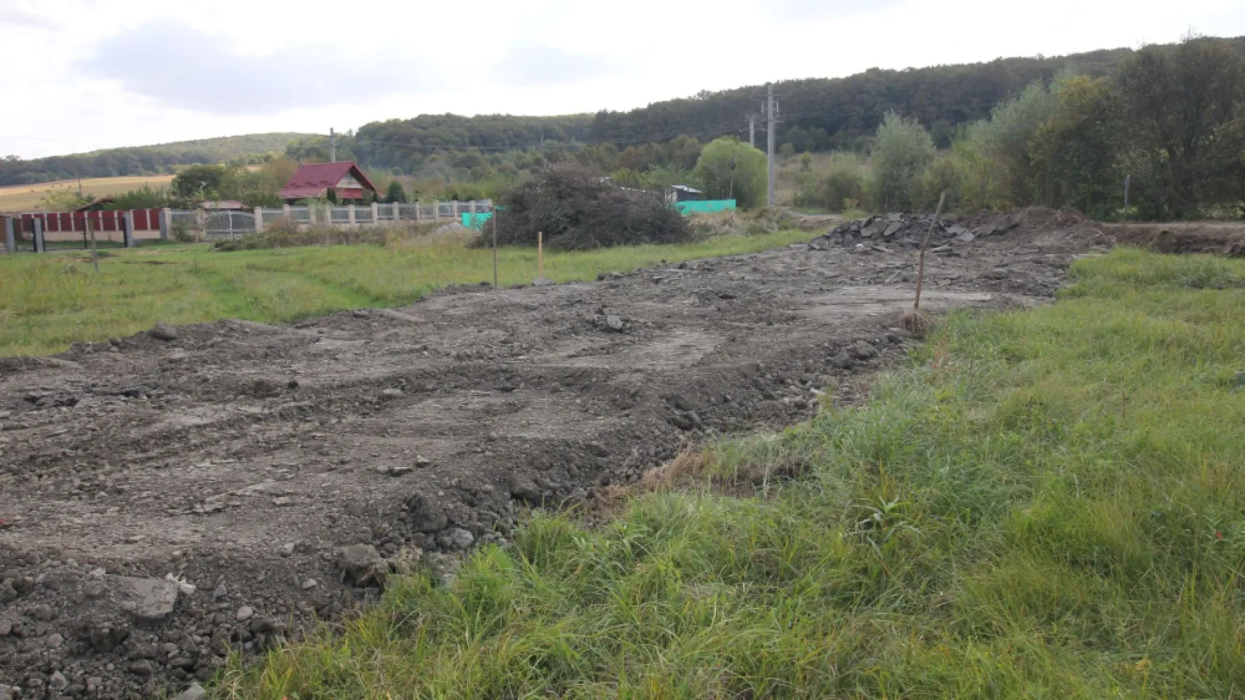 Teren 780mp, PUG aprobat, Livezeni,drum asfaltat - De vânzare 780 mp. de teren la ieșire din Livezeni pe dreapta 100 m de duplexurile noi construite,4 km de Lidl ,Puz aprobat, utilități aproape.zonă foarte frumoasă și bună pentru construcții case, preț. 59.000 euro . Dacă vă place această ofertă - sau pentru alte informații sunați la numărul de contact din anunț! 0774048706 Bogdan
Drum asfaltat până în fața terenului 
Compania Zap Imobiliare vă pune la dispoziție toate informațiile, actele și documentele necesare alături de asistență și consiliere permanentă până la finalizarea achiziției imobiliare. Ne dorim să îți oferim cea mai plăcută experiență.
