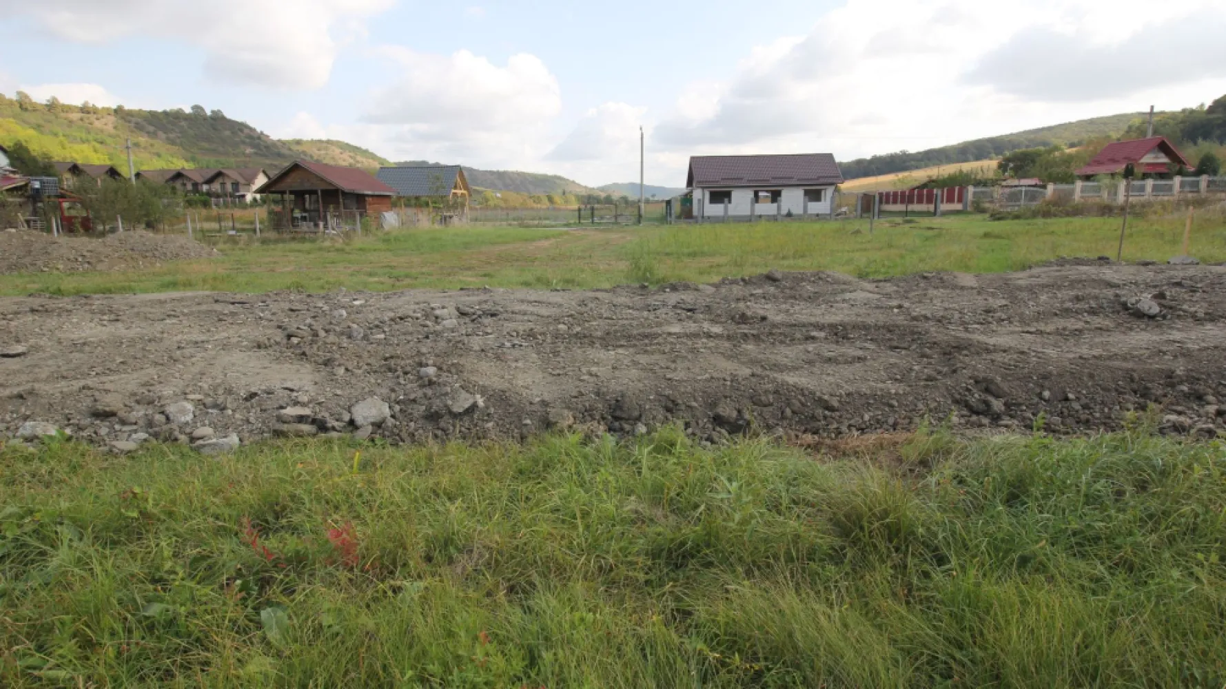 Teren 780mp, PUG aprobat, Livezeni,drum asfaltat - De vânzare 780 mp. de teren la ieșire din Livezeni pe dreapta 100 m de duplexurile noi construite,4 km de Lidl ,Puz aprobat, utilități aproape.zonă foarte frumoasă și bună pentru construcții case, preț. 59.000 euro . Dacă vă place această ofertă - sau pentru alte informații sunați la numărul de contact din anunț! 0774048706 Bogdan
Drum asfaltat până în fața terenului 
Compania Zap Imobiliare vă pune la dispoziție toate informațiile, actele și documentele necesare alături de asistență și consiliere permanentă până la finalizarea achiziției imobiliare. Ne dorim să îți oferim cea mai plăcută experiență.