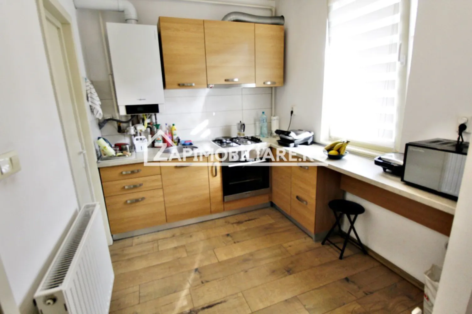 Penthouse Cetru pe 2 nivele - Stelelor - Contact ⓪⑦②③ ②②③ ⑧⑧⑥ Cosmin Ruta

De vanzare apartament tip Penthouse pe 2 nivele format din 3 camere decomandat confort 1, situat Central , strada Stelelor, avand o suprafață utilă de 80 mp, situat la etajul 2 + mansarda oferit de Zap Imobiliare
Detalii:
- 1 living spatios, 2 dormitoare, 1 bucătărie, 1 camara, 2 bai,
- centrală termică, calorifere, geamuri termopan, ușă metalică.
- parchet si scara interioara din lemn masiv
- mobilier de calitate
-

Locuința se vinde mobilat si utilat la prețul de 187.000 euro .Comisionul agenției este 0.
Contact 0.7.2.3.2.2.3.8.8.6
Proprietatea se află într-o zonă cu un confort deosebit, datorită amplasării în imediata apropiere a tot ceea ce înseamnă viață modernă, și anume: mijloace de transport în comun, magazine, unități de învățământ de toate gradele, piață, parc, bănci, farmacii, s.a.
Dacă vă place această ofertă - sau pentru alte informații sunați la numărul de contact din anunț!
Compania Zap Imobiliare vă pune la dispoziție toate informațiile, actele și documentele necesare alături de asistență și consiliere permanentă până la finalizarea achiziției imobiliare. Ne dorim să îți oferim cea mai plăcută experiență, îndeplinim vise cu pereți!