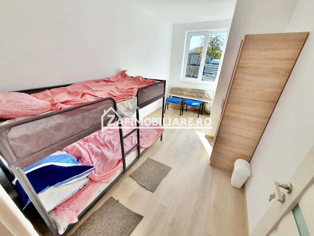Cazare Muncitori,4 camere,2 băi,100 mp, 4 locuri de parcare - Contact 0774048706 Bogdan
De închiriat apartament recent renovat ,4 camere decomandat confort 1, situat pe strada Libertatii, suprafață utilă de 100 mp, situat la parter oferit de Zap Imobiliare.
Detalii: 
- 1 living, 3 dormitoare, 1 bucătărie, 2 băi, 1 hol, 4 locuri de parcare
- centrală termică, calorifere, geamuri termopan, ușă metalică.
- masina de spalat rufe, frigider, aragaz
- pret 40 ron / persoană cu utilităti incluse in pret
Locuința se închiriază mobilată și utilată la prețul de 40 ron / persoană cu utilităti incluse in pret
Comisionul perceput este de 50% din valoarea primei chirii si se plateste o singura data in momentul semnarii contractului de inchiriere.
Contact 0774048706 Bogdan
Acest anunț nu corespunde cerințelor tale? Sună la numărul afișat în anunț și unul dintre agenții noștri te va ajuta cu alte oferte personalizate în funcție de cerințele tale.