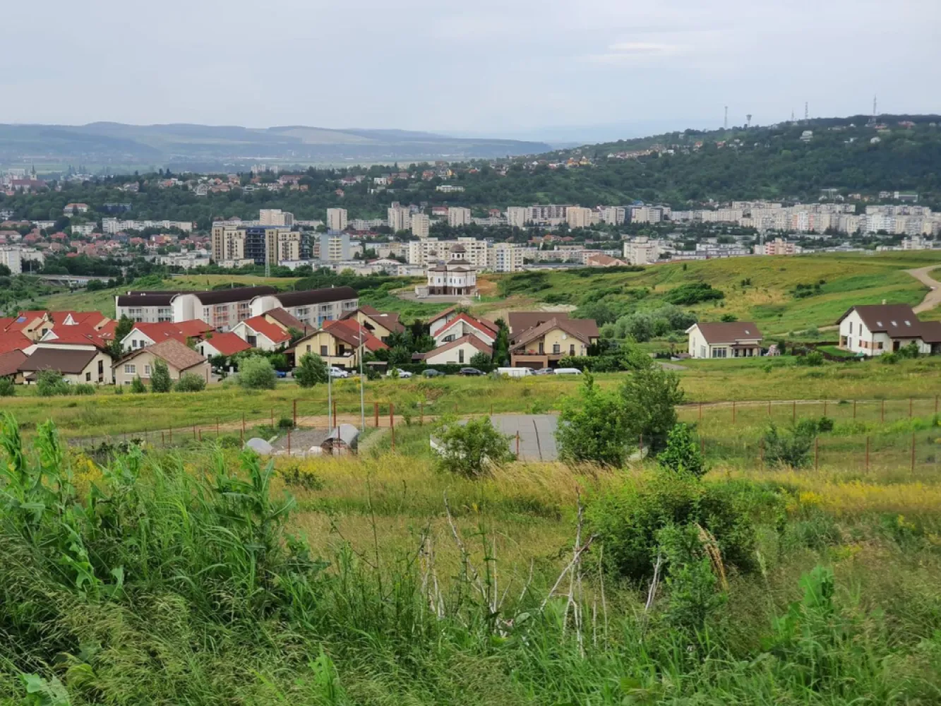 Teren 3.412 mp,zona Belvedere 45 euro mp - De vânzare 3.412 mp. teren intravilan în Târgu Mureș, zona Belvedere, Preț. 45 euro mp. deschidere la drum 20 m.Zonă foarte frumoasă, ideal pentru Case, Dacă vă place această ofertă - sau pentru alte informații sunați la numărul de contact din anunț! tel. 0774048706.Bogdan
Compania Zap Imobiliare vă pune la dispoziție toate informațiile, actele și documentele necesare alături de asistență și consiliere permanentă până la finalizarea achiziției imobiliare. Ne dorim să îți oferim cea mai plăcută experiență.
