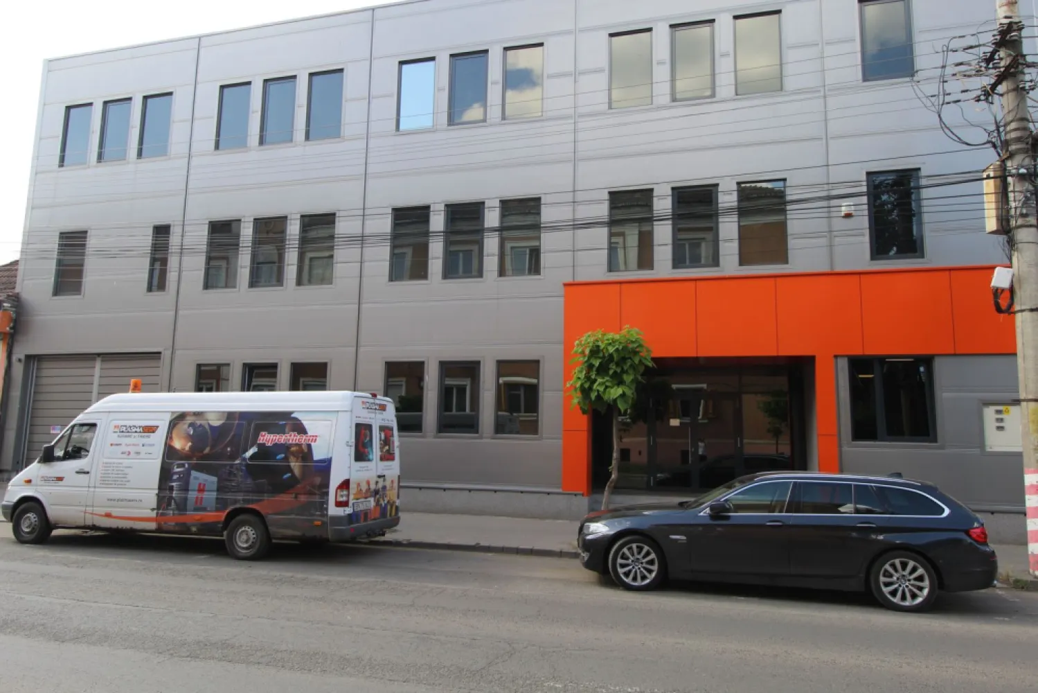 Spațiu birou/comercial, 385 mp, Târgu Mureș - Spațiu comercial de închiriat în Târgu Mureș, zona Libertătii , suprafața utilă de 385 mp. situat la etajul 2 preț 
7 euro mp.
Proprietatea se află într-o zonă cu un confort deosebit, datorită amplasării în imediata apropiere a tot ceea ce înseamnă viață modernă, și anume: mijloace de transport în comun, magazine, unități de învățământ de toate gradele, piață, parc, bănci, farmacii, s.a.
Spațiul se închiriază la prețul de 2900 Euro negociabil. 
-----------------------------------------------------------------------------------------------------------------------------------------
Comisionul perceput este de 50% din valoarea primei chirii.Și se percepe o singură dată!
Acest anunț nu corespunde cerințelor tale? Sună la numărul afișat în anunț și unul dintre agenții noștri te va ajuta cu alte oferte personalizate în funcție de cerințele tale.