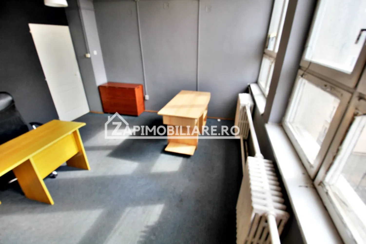 Spațiu birou 20 mp, central,utilităti incluse in pret - De închiriat spațiu de birouri 20 mp situat la etajul 3 într-o clădire de birouri situata în zona Centrală ideal pentru sedii firme, punct de lucru.

Spațiul se închiriază la prețul de 180 euro.
Disponibile si birouri cu suprafata de 10 mp.la pretul de 120 euro
 Toate utilitățile sunt incluse în preț.
-----------------------------------------------------------------------------------------------------------------------------------------
Comisionul perceput este de 50% din valoarea primei chirii.Și se percepe o singură dată!
Acest anunț nu corespunde cerințelor tale? Sună la numărul afișat în anunț și unul dintre agenții noștri te va ajuta cu alte oferte personalizate în funcție de cerințele tale.