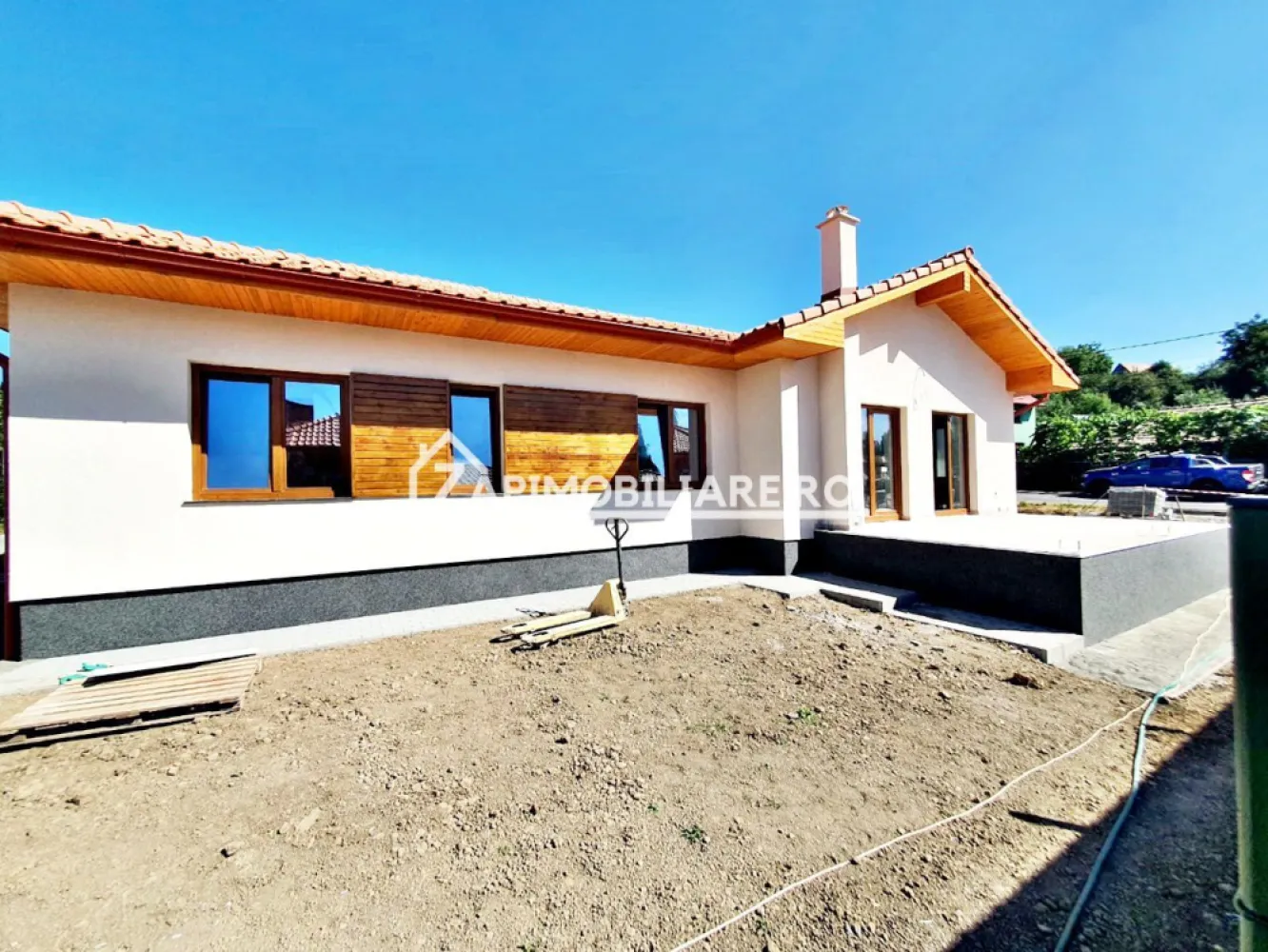 Casa premium 4 camere,2băi,120 mp, 550mp teren, - Contact 0774048706 Bogdan
De vânzare casă premium la cheie, clasă energetică A ,singur în curte 4 camere situată în Sangeorgiu de Mures pe o stradă recent asfaltată, suprafața utilă de 120 mp. suprafata construită 157 mp.amplasată pe un teren cu suprafața de 542 mp, 
Compartimentare:
- 1 living, 1 bucătărie, 2 băi, 3 dormitoare, 1 cameră tehnică, 2 terase, 1 hol,1 dresing 
Detalii:
- centrală termică, incălzire in pardoseală, boiler 300 litri, geamuri tripan, 
- fundația si elevatia din beton izolată cu polistiren de 10 cm cu o adâncime de 1.5 m, pereții sunt din cărămidă izolantă cu vată bazaltică de 44 cm, acoperișul de țiglă ,pod izolat cu vată bazaltică de 20 cm
- anul construcției 2025
- gresia ,faianta, parchetul, usile interioare, si gardul incluse in pret
- in pret nu sunt incluse obiectele sanitare ,prizelele si intrerupatorele.
Utilitați:
- curent, apă, gaz, canalizare
Casa se vinde la cheie la prețul de 220000 Euro 
Contact 0774048706 Bogdan
Daca vă place această ofertă sau pentru alte informații sunați la numărul de contact din anunț! 
Compania Zap Imobiliare vă pune la dispoziție toate actele și documentele necesare alături de asistență și consiliere permanentă până la finalizarea achiziției imobiliare. 
Ne dorim să îți oferim cea mai plăcută experiență, îndeplinim vise cu pereți!