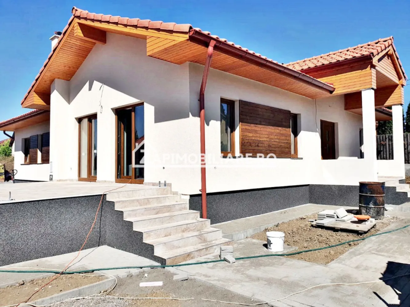 Casa premium 4 camere,2băi,120 mp, 550mp teren, - Contact 0774048706 Bogdan
De vânzare casă premium la cheie, clasă energetică A ,singur în curte 4 camere situată în Sangeorgiu de Mures pe o stradă recent asfaltată, suprafața utilă de 120 mp. suprafata construită 157 mp.amplasată pe un teren cu suprafața de 542 mp, 
Compartimentare:
- 1 living, 1 bucătărie, 2 băi, 3 dormitoare, 1 cameră tehnică, 2 terase, 1 hol,1 dresing 
Detalii:
- centrală termică, incălzire in pardoseală, boiler 300 litri, geamuri tripan, 
- fundația si elevatia din beton izolată cu polistiren de 10 cm cu o adâncime de 1.5 m, pereții sunt din cărămidă izolantă cu vată bazaltică de 44 cm, acoperișul de țiglă ,pod izolat cu vată bazaltică de 20 cm
- anul construcției 2025
- gresia ,faianta, parchetul, usile interioare, si gardul incluse in pret
- in pret nu sunt incluse obiectele sanitare ,prizelele si intrerupatorele.
Utilitați:
- curent, apă, gaz, canalizare
Casa se vinde la cheie la prețul de 220000 Euro 
Contact 0774048706 Bogdan
Daca vă place această ofertă sau pentru alte informații sunați la numărul de contact din anunț! 
Compania Zap Imobiliare vă pune la dispoziție toate actele și documentele necesare alături de asistență și consiliere permanentă până la finalizarea achiziției imobiliare. 
Ne dorim să îți oferim cea mai plăcută experiență, îndeplinim vise cu pereți!