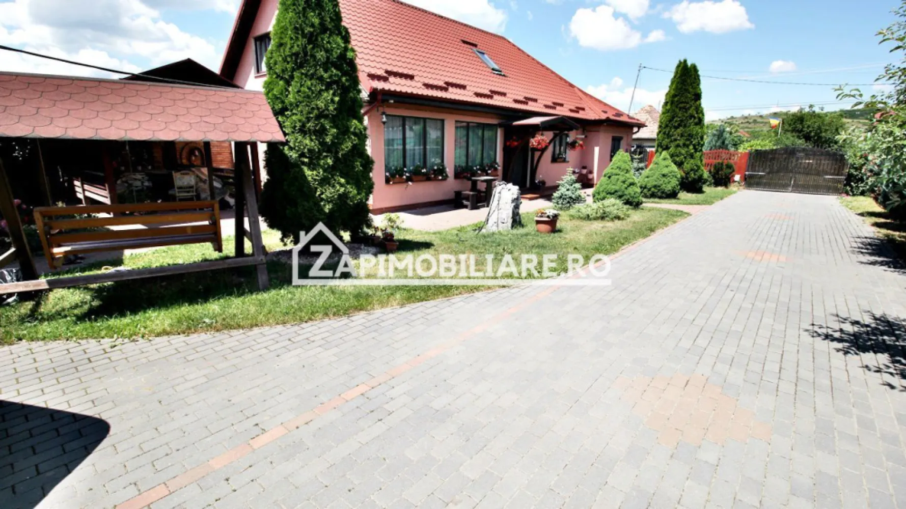 Casa 5 camere, 250 mp,3 băi,2.500mp teren, 0% comision - Contact 0774048706 Bogdan
De vânzare casă, singur în curte, 5 camere situată în Santana de Mures pe o strada recent asfaltată, suprafața utilă de 180.mp suprafata desfăsurată 250 mp.amplasată pe un teren cu suprafața de 2500 mp,
Compartimentare:
- la parter: 1 living, 2 bucătării, 2 băi, 2 dormitoare, 1 hol, 2 garaje, 1 magazie, 1 birou, 1 foisor
- la etaj: 2 dormitoare, 1 baie,
Detalii:
- centrală termică, calorifere, geamuri termopan, 
- fundația casei are o adâncime de 1 m, pereții sunt din cărămidă, acoperișul recen schimbat cu țiglă metalică Lindab izolată cu polistiren de 10 cm.
- poartă automatizată,
- supraveghere video
- alarmă
- panouri fotovoltaice 
- anul construcției 1990/ renovată in anul 2012
Utilitați:
- curent, apă, gaz, canalizare 
Casa se vinde la cheie, mobilată și utilată la prețul de 272.000 Euro negociabil. Comision ZERO!
Contact 0774048706 Bogdan
Daca vă place această ofertă sau pentru alte informații sunați la numărul de contact din anunț! 
Compania Zap Imobiliare vă pune la dispoziție toate actele și documentele necesare alături de asistență și consiliere permanentă până la finalizarea achiziției imobiliare. 
Ne dorim să îți oferim cea mai plăcută experiență, îndeplinim vise cu pereți!