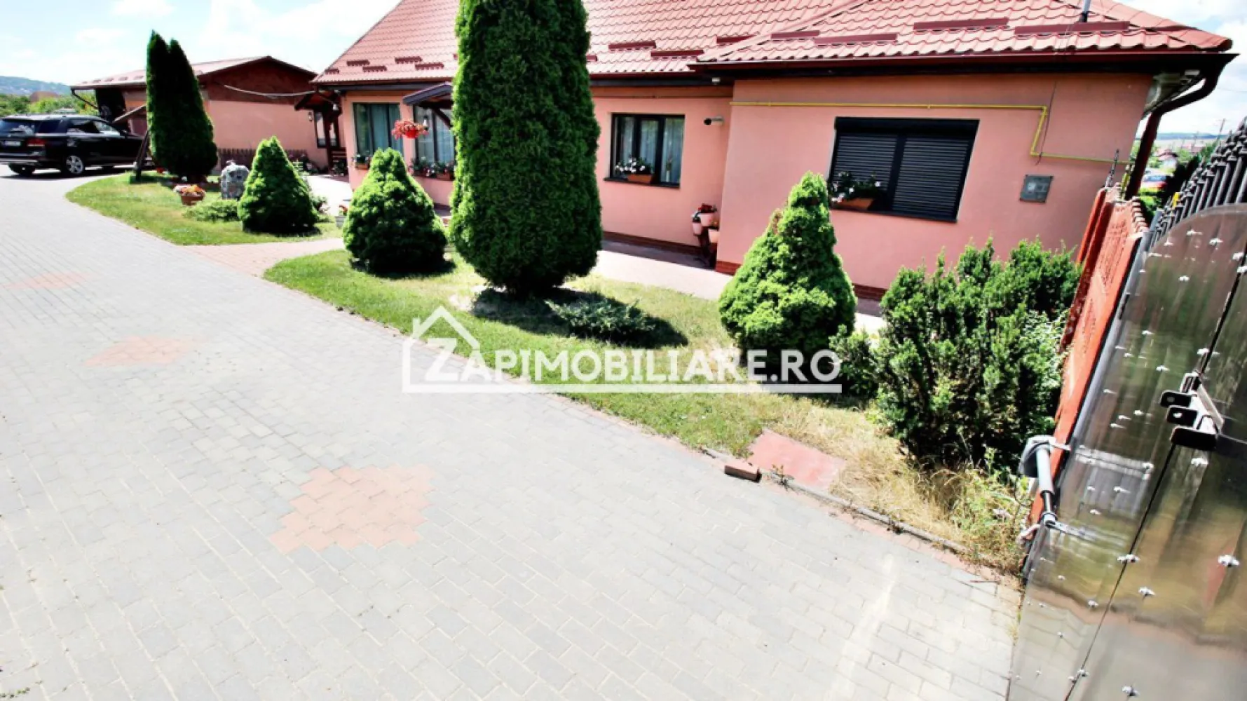 Casa 5 camere, 250 mp,3 băi,2.500mp teren, 0% comision - Contact 0774048706 Bogdan
De vânzare casă, singur în curte, 5 camere situată în Santana de Mures pe o strada recent asfaltată, suprafața utilă de 180.mp suprafata desfăsurată 250 mp.amplasată pe un teren cu suprafața de 2500 mp,
Compartimentare:
- la parter: 1 living, 2 bucătării, 2 băi, 2 dormitoare, 1 hol, 2 garaje, 1 magazie, 1 birou, 1 foisor
- la etaj: 2 dormitoare, 1 baie,
Detalii:
- centrală termică, calorifere, geamuri termopan, 
- fundația casei are o adâncime de 1 m, pereții sunt din cărămidă, acoperișul recen schimbat cu țiglă metalică Lindab izolată cu polistiren de 10 cm.
- poartă automatizată,
- supraveghere video
- alarmă
- panouri fotovoltaice 
- anul construcției 1990/ renovată in anul 2012
Utilitați:
- curent, apă, gaz, canalizare 
Casa se vinde la cheie, mobilată și utilată la prețul de 272.000 Euro negociabil. Comision ZERO!
Contact 0774048706 Bogdan
Daca vă place această ofertă sau pentru alte informații sunați la numărul de contact din anunț! 
Compania Zap Imobiliare vă pune la dispoziție toate actele și documentele necesare alături de asistență și consiliere permanentă până la finalizarea achiziției imobiliare. 
Ne dorim să îți oferim cea mai plăcută experiență, îndeplinim vise cu pereți!