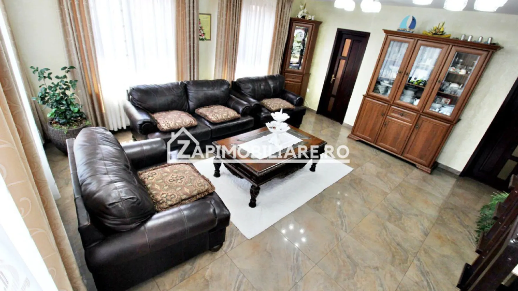 Casa 5 camere, 250 mp,3 băi,2.500mp teren, 0% comision - Contact 0774048706 Bogdan
De vânzare casă, singur în curte, 5 camere situată în Santana de Mures pe o strada recent asfaltată, suprafața utilă de 180.mp suprafata desfăsurată 250 mp.amplasată pe un teren cu suprafața de 2500 mp,
Compartimentare:
- la parter: 1 living, 2 bucătării, 2 băi, 2 dormitoare, 1 hol, 2 garaje, 1 magazie, 1 birou, 1 foisor
- la etaj: 2 dormitoare, 1 baie,
Detalii:
- centrală termică, calorifere, geamuri termopan, 
- fundația casei are o adâncime de 1 m, pereții sunt din cărămidă, acoperișul recen schimbat cu țiglă metalică Lindab izolată cu polistiren de 10 cm.
- poartă automatizată,
- supraveghere video
- alarmă
- panouri fotovoltaice 
- anul construcției 1990/ renovată in anul 2012
Utilitați:
- curent, apă, gaz, canalizare 
Casa se vinde la cheie, mobilată și utilată la prețul de 272.000 Euro negociabil. Comision ZERO!
Contact 0774048706 Bogdan
Daca vă place această ofertă sau pentru alte informații sunați la numărul de contact din anunț! 
Compania Zap Imobiliare vă pune la dispoziție toate actele și documentele necesare alături de asistență și consiliere permanentă până la finalizarea achiziției imobiliare. 
Ne dorim să îți oferim cea mai plăcută experiență, îndeplinim vise cu pereți!