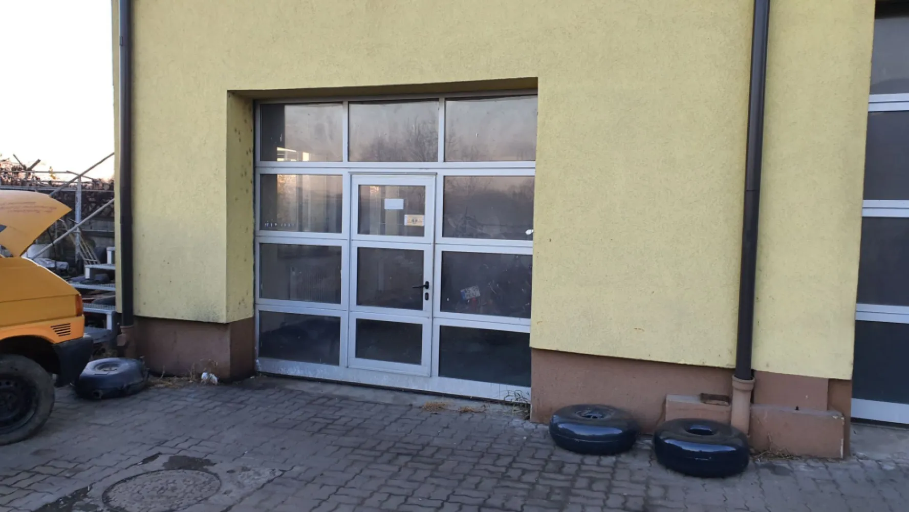 Boxă pentru service auto cu elevator - De închiriat 1 boxă pentru service auto cu Elevator cu o suprafața utila de 35 mp , zona Unirii oferit de Zap Imobiliare
Detalii: 
- boxa este formată din 1 încăpere cu suprafață totala de 35 mp 
- centrală termică, calorifere, geamuri termopan,elevator auto
-Boxa se închiriază la prețul de 280 Euro.
Disponibile și alte spatii la etaj si parter de 200 mp, 120 mp, 36 mp, 
Contact 0774048706 Bogdan
--------------------------------------------------------------------------------------------------------------------------------
Comisionul perceput este de 50% din valoarea primei chirii.Și se percepe o singură dată!
Acest anunț nu corespunde cerințelor tale? Sună la numărul afișat în anunț și unul dintre agenții noștri te va ajuta cu alte oferte personalizate în funcție de cerințele tale.