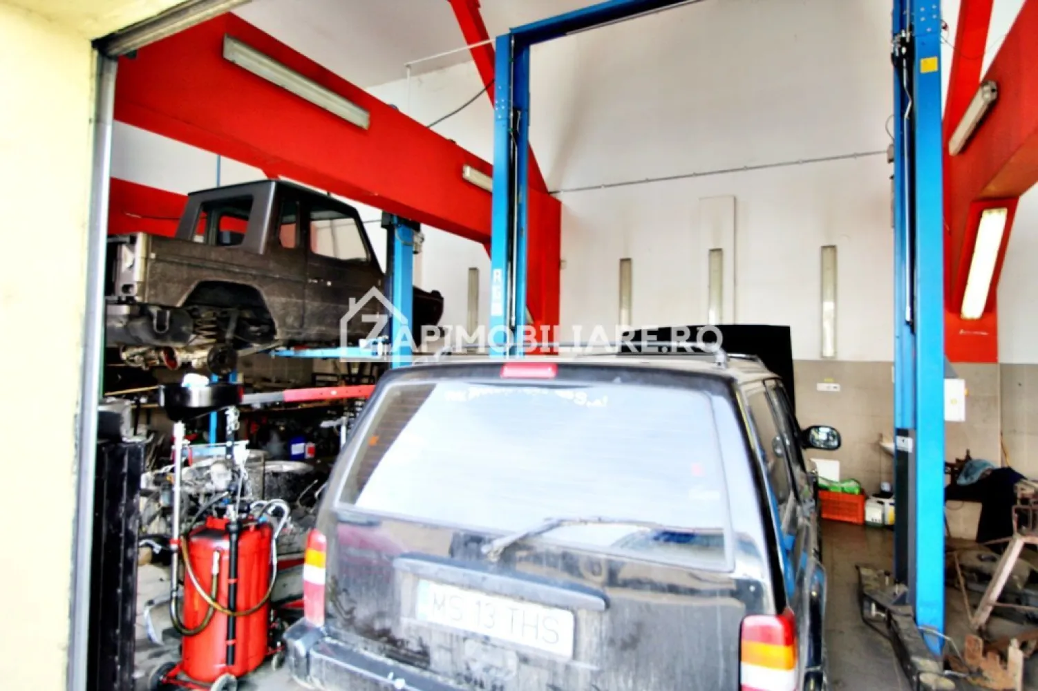 Boxă pentru service auto cu elevator - De închiriat 1 boxă pentru service auto cu Elevator cu o suprafața utila de 35 mp , zona Unirii oferit de Zap Imobiliare
Detalii: 
- boxa este formată din 1 încăpere cu suprafață totala de 35 mp 
- centrală termică, calorifere, geamuri termopan,elevator auto
-Boxa se închiriază la prețul de 280 Euro.
Disponibile și alte spatii la etaj si parter de 200 mp, 120 mp, 36 mp, 
Contact 0774048706 Bogdan
--------------------------------------------------------------------------------------------------------------------------------
Comisionul perceput este de 50% din valoarea primei chirii.Și se percepe o singură dată!
Acest anunț nu corespunde cerințelor tale? Sună la numărul afișat în anunț și unul dintre agenții noștri te va ajuta cu alte oferte personalizate în funcție de cerințele tale.