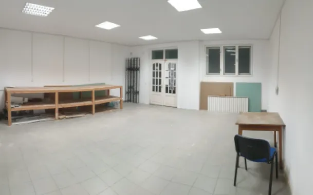 Boxă pentru service auto cu elevator