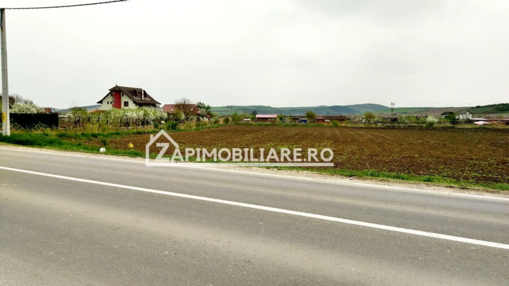 Teren 5800 mp,150m de Aeroport deschidere 58m la E60,20 euro - De vânzare 5.800 mp. de teren în localitatea Recea, 150 m de Aeroport, utilității în zonă front stradal 58 m. terenul se vinde la prețul de 20 euro mp. 109 500 Euro negociabil. Comisionul este ZERO!
Dacă vă place această ofertă - sau pentru alte informații sunați la numărul de contact din anunț! 
Compania Zap Imobiliare vă pune la dispoziție toate informațiile, actele și documentele necesare alături de asistență și consiliere permanentă până la finalizarea achiziției imobiliare. Ne dorim să îți oferim cea mai plăcută experiență.