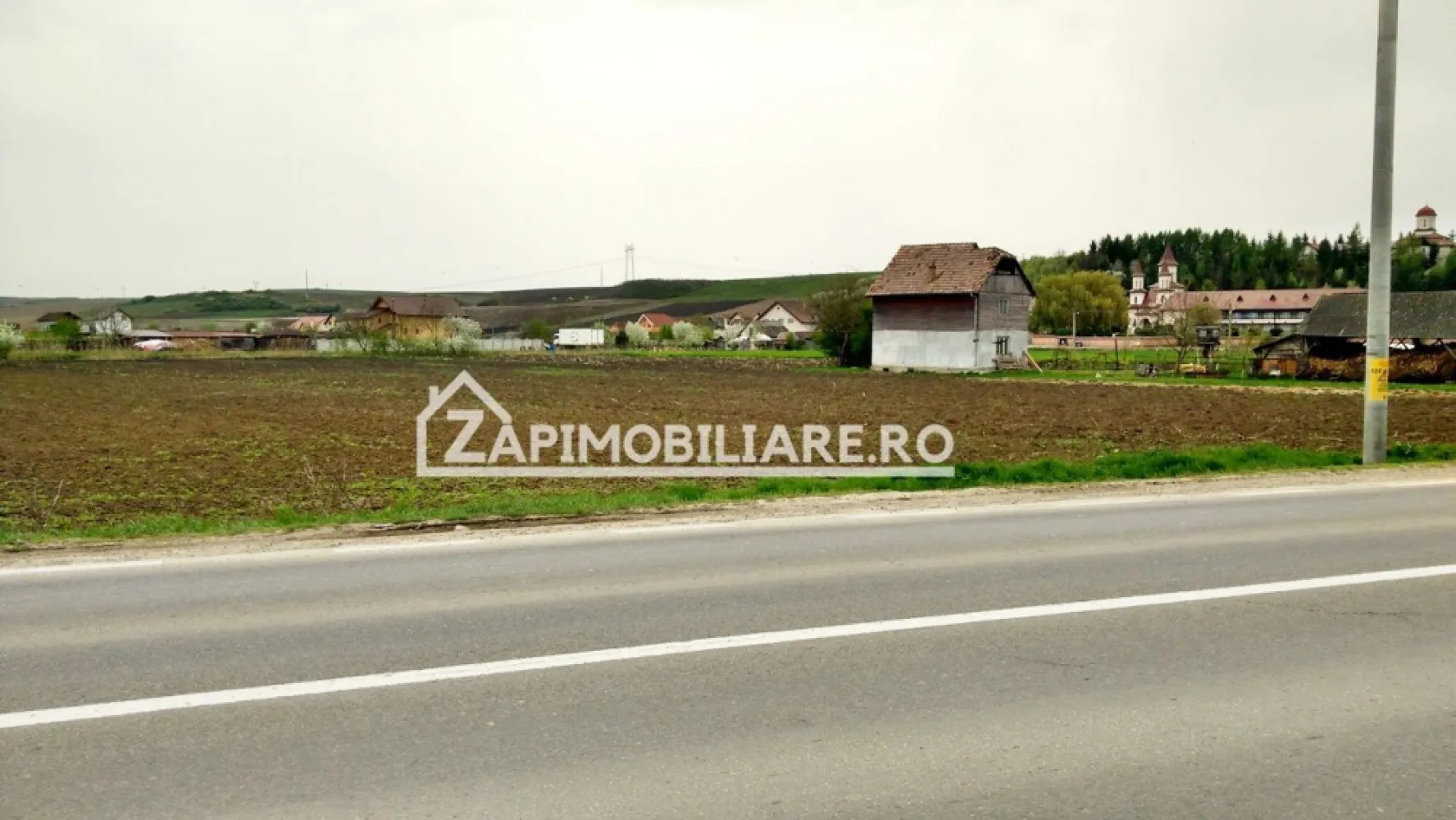 Teren 5800 mp,150m de Aeroport deschidere 58m la E60,20 euro - De vânzare 5.800 mp. de teren în localitatea Recea, 150 m de Aeroport, utilității în zonă front stradal 58 m. terenul se vinde la prețul de 20 euro mp. 109 500 Euro negociabil. Comisionul este ZERO!
Dacă vă place această ofertă - sau pentru alte informații sunați la numărul de contact din anunț! 
Compania Zap Imobiliare vă pune la dispoziție toate informațiile, actele și documentele necesare alături de asistență și consiliere permanentă până la finalizarea achiziției imobiliare. Ne dorim să îți oferim cea mai plăcută experiență.