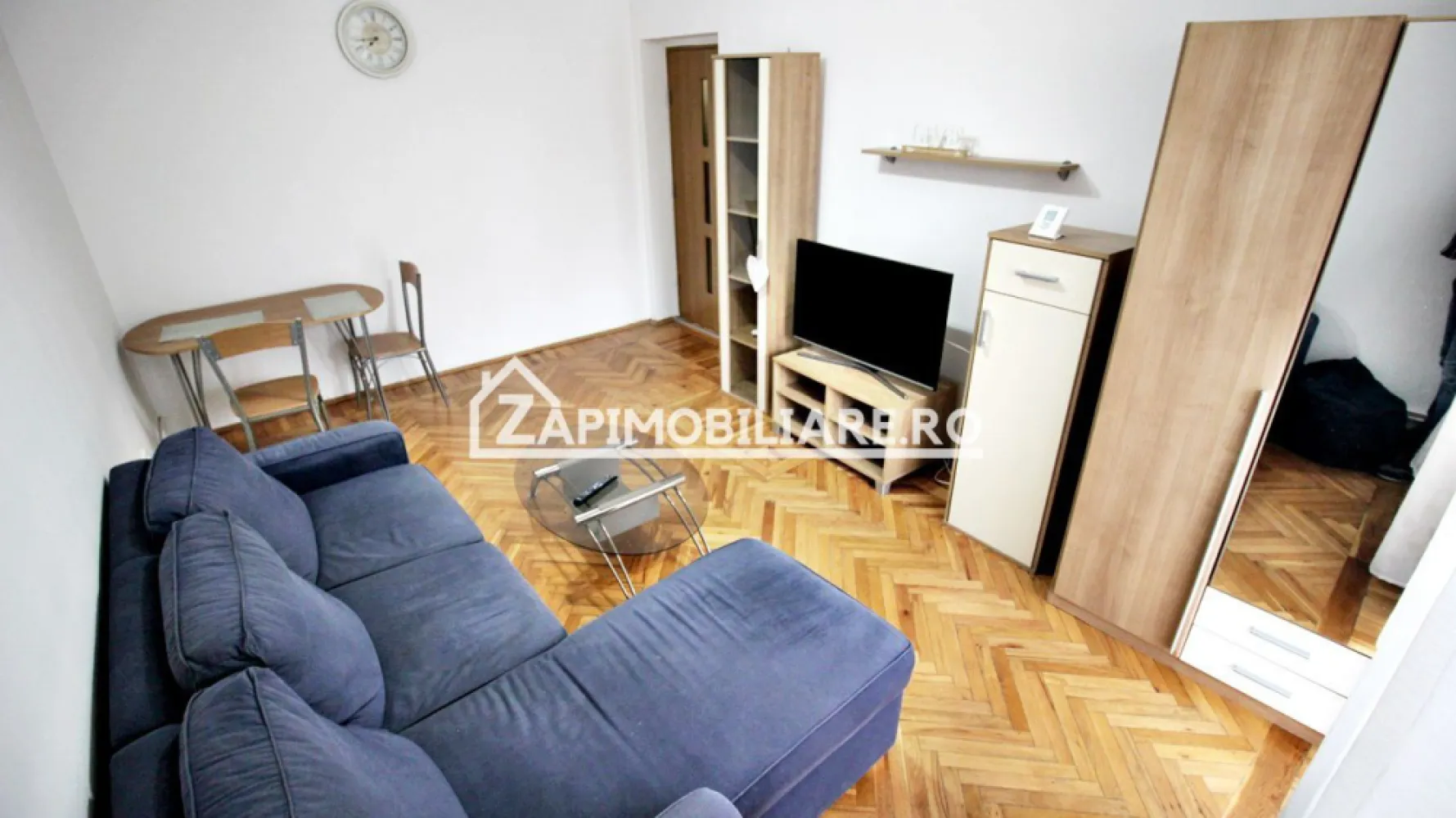 Apartament 2 camere, 1 pivniță, 55 mp,et 1,aproape de Centru - Contact 0774048706 Bogdan
De închiriat apartament 2 camere decomandat confort 1, strada, Gheorghr Doja suprafață utilă de 55 mp, situat la etajul 1 din 4 oferit de Zap Imobiliare.
Detalii: 
- 1 living, 1 dormitor, 1 bucătărie, 1 baie, 1 balcon deschis, 1 hol, 1 debara, 1 pivnită
- centrală termică, calorifere, geamuri termopan, ușă metalică.
- masina de spalat rufe, frigider,aragaz

Proprietatea se află într-o zonă cu un confort deosebit, datorită amplasării în imediata apropiere a tot ceea ce înseamnă viață modernă, și anume: mijloace de transport în comun, magazine, unități de învățământ de toate gradele, piață, parc, bănci, farmacii, s.a.
Locuința se închiriază mobilată și utilată la prețul de 350 Euro 

Comisionul perceput este de 50% din valoarea primei chirii si se plateste o singura data in momentul semnarii contractului de inchiriere.
Contact 0774048706 Bogdan
Acest anunț nu corespunde cerințelor tale? Sună la numărul afișat în anunț și unul dintre agenții noștri te va ajuta cu alte oferte personalizate în funcție de cerințele tale.