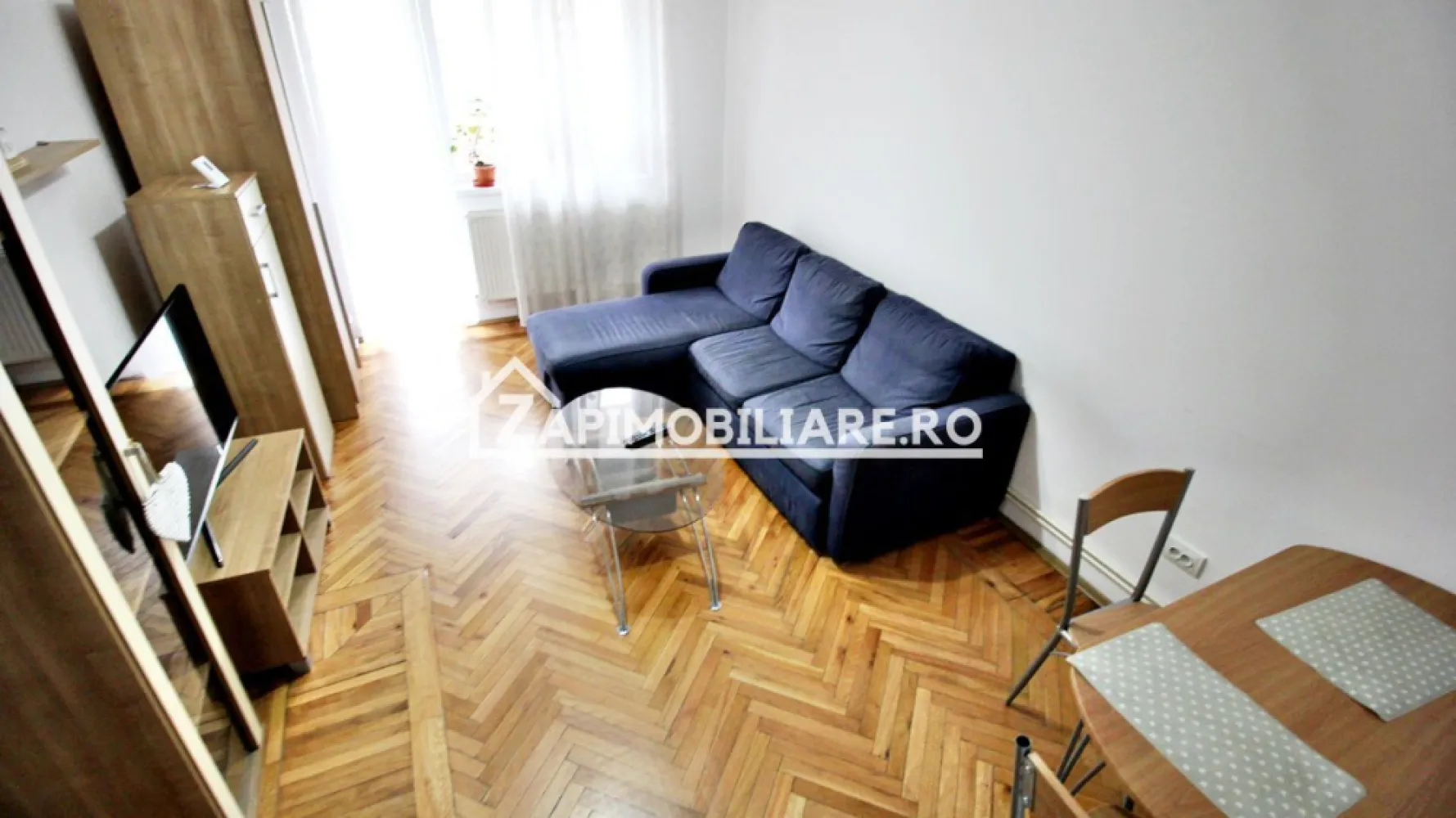 Apartament 2 camere, 1 pivniță, 55 mp,et 1,aproape de Centru - Contact 0774048706 Bogdan
De închiriat apartament 2 camere decomandat confort 1, strada, Gheorghr Doja suprafață utilă de 55 mp, situat la etajul 1 din 4 oferit de Zap Imobiliare.
Detalii: 
- 1 living, 1 dormitor, 1 bucătărie, 1 baie, 1 balcon deschis, 1 hol, 1 debara, 1 pivnită
- centrală termică, calorifere, geamuri termopan, ușă metalică.
- masina de spalat rufe, frigider,aragaz

Proprietatea se află într-o zonă cu un confort deosebit, datorită amplasării în imediata apropiere a tot ceea ce înseamnă viață modernă, și anume: mijloace de transport în comun, magazine, unități de învățământ de toate gradele, piață, parc, bănci, farmacii, s.a.
Locuința se închiriază mobilată și utilată la prețul de 350 Euro 

Comisionul perceput este de 50% din valoarea primei chirii si se plateste o singura data in momentul semnarii contractului de inchiriere.
Contact 0774048706 Bogdan
Acest anunț nu corespunde cerințelor tale? Sună la numărul afișat în anunț și unul dintre agenții noștri te va ajuta cu alte oferte personalizate în funcție de cerințele tale.
