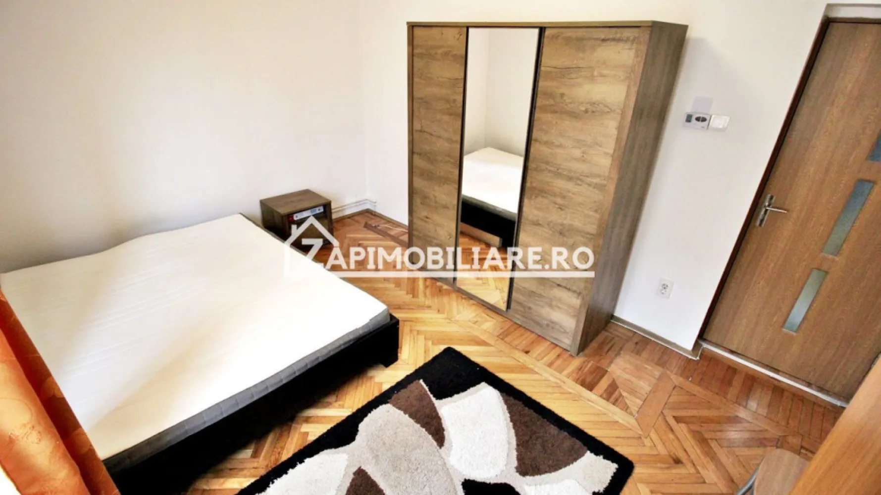 Apartament 2 camere, 1 pivniță, 55 mp,et 1,aproape de Centru - Contact 0774048706 Bogdan
De închiriat apartament 2 camere decomandat confort 1, strada, Gheorghr Doja suprafață utilă de 55 mp, situat la etajul 1 din 4 oferit de Zap Imobiliare.
Detalii: 
- 1 living, 1 dormitor, 1 bucătărie, 1 baie, 1 balcon deschis, 1 hol, 1 debara, 1 pivnită
- centrală termică, calorifere, geamuri termopan, ușă metalică.
- masina de spalat rufe, frigider,aragaz

Proprietatea se află într-o zonă cu un confort deosebit, datorită amplasării în imediata apropiere a tot ceea ce înseamnă viață modernă, și anume: mijloace de transport în comun, magazine, unități de învățământ de toate gradele, piață, parc, bănci, farmacii, s.a.
Locuința se închiriază mobilată și utilată la prețul de 350 Euro 

Comisionul perceput este de 50% din valoarea primei chirii si se plateste o singura data in momentul semnarii contractului de inchiriere.
Contact 0774048706 Bogdan
Acest anunț nu corespunde cerințelor tale? Sună la numărul afișat în anunț și unul dintre agenții noștri te va ajuta cu alte oferte personalizate în funcție de cerințele tale.