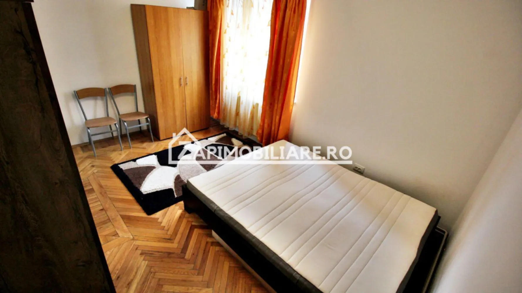 Apartament 2 camere, 1 pivniță, 55 mp,et 1,aproape de Centru - Contact 0774048706 Bogdan
De închiriat apartament 2 camere decomandat confort 1, strada, Gheorghr Doja suprafață utilă de 55 mp, situat la etajul 1 din 4 oferit de Zap Imobiliare.
Detalii: 
- 1 living, 1 dormitor, 1 bucătărie, 1 baie, 1 balcon deschis, 1 hol, 1 debara, 1 pivnită
- centrală termică, calorifere, geamuri termopan, ușă metalică.
- masina de spalat rufe, frigider,aragaz

Proprietatea se află într-o zonă cu un confort deosebit, datorită amplasării în imediata apropiere a tot ceea ce înseamnă viață modernă, și anume: mijloace de transport în comun, magazine, unități de învățământ de toate gradele, piață, parc, bănci, farmacii, s.a.
Locuința se închiriază mobilată și utilată la prețul de 350 Euro 

Comisionul perceput este de 50% din valoarea primei chirii si se plateste o singura data in momentul semnarii contractului de inchiriere.
Contact 0774048706 Bogdan
Acest anunț nu corespunde cerințelor tale? Sună la numărul afișat în anunț și unul dintre agenții noștri te va ajuta cu alte oferte personalizate în funcție de cerințele tale.