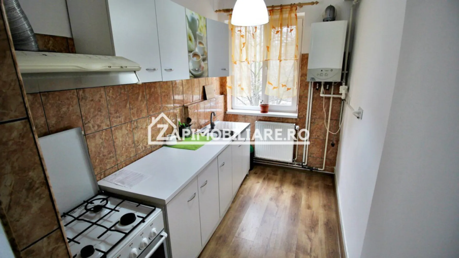Apartament 2 camere, 1 pivniță, 55 mp,et 1,aproape de Centru - Contact 0774048706 Bogdan
De închiriat apartament 2 camere decomandat confort 1, strada, Gheorghr Doja suprafață utilă de 55 mp, situat la etajul 1 din 4 oferit de Zap Imobiliare.
Detalii: 
- 1 living, 1 dormitor, 1 bucătărie, 1 baie, 1 balcon deschis, 1 hol, 1 debara, 1 pivnită
- centrală termică, calorifere, geamuri termopan, ușă metalică.
- masina de spalat rufe, frigider,aragaz

Proprietatea se află într-o zonă cu un confort deosebit, datorită amplasării în imediata apropiere a tot ceea ce înseamnă viață modernă, și anume: mijloace de transport în comun, magazine, unități de învățământ de toate gradele, piață, parc, bănci, farmacii, s.a.
Locuința se închiriază mobilată și utilată la prețul de 350 Euro 

Comisionul perceput este de 50% din valoarea primei chirii si se plateste o singura data in momentul semnarii contractului de inchiriere.
Contact 0774048706 Bogdan
Acest anunț nu corespunde cerințelor tale? Sună la numărul afișat în anunț și unul dintre agenții noștri te va ajuta cu alte oferte personalizate în funcție de cerințele tale.