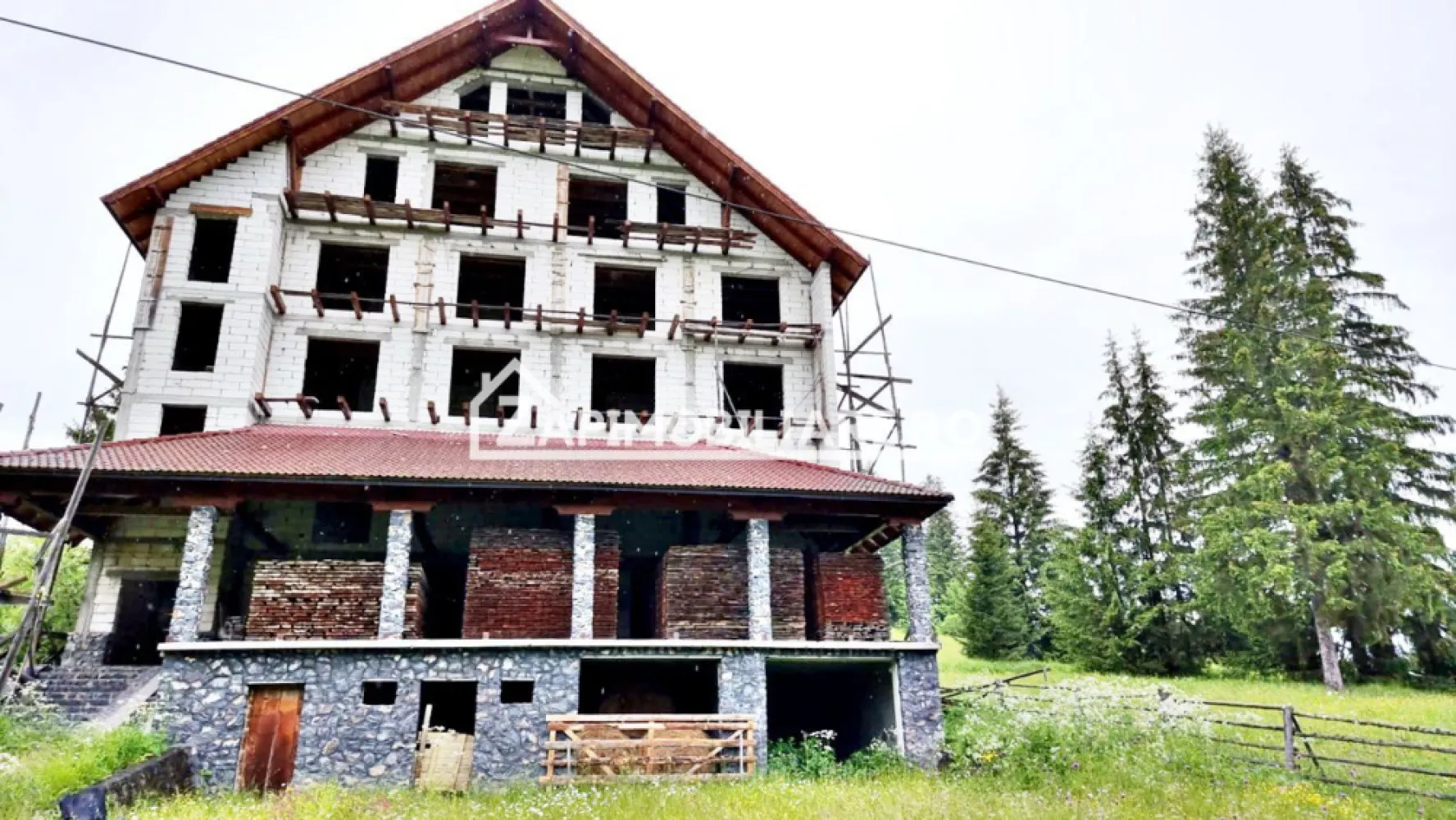 Pensiune 25 camere,1 restaurant,1 sala sedinte 2.000mp teren - Pensiune montana de capacitate mare situata intr-o zona cu peisaje absolut deosebite. la 55 km de Vatra Dornei, se pot efectua trasee montane, Muntii Calimani fiind la aproximativ 20 km. De asemenea este situata si la mijlocul distantei dintre statiunile turistice cele mai cautate din judetul Harghita ce detin partii de schi moderne intre Borsec si Toplita.
Contact 0774048706 Bogdan
Pensiunea este de capacitate mare avand demisol, parter cu restaurant si terasa, doua etaje si mansarda (D+P+E1+E2+M) se afla in faza de constructie in rosu avand in total 25 de camere.
La demisol se afla o pivnita si zona de garaje cu posibilitati multiple de utilizare (eventual poate fi transformata in crama de vinuri). Parterul detine o zona de receptie cu mese si separeu de aproximativ 50 de locuri, iar impreuna cu zona de restaurant capacitatea este de 70-80 de locuri. Aferent restaurantului exista si o terasa generoasa de aproximativ 100 mp cu o capacitate aproximativa de 60 locuri. Tot la parter este prevazuta o sala de sedinta cu o capacitate aproximativa de 50 de locuri.
La etajul intai sunt compartimentate 8 camere toate avand inclusa baie proprie, iar la etajul al doilea sunt prevazute 7 camere avand acelasi tip de facilitati.
Mansarda este compusa din doua nivele, in primul nivel fiind prevazute 6 camere, iar pe cel de-al doilea nivel 4 camere, toate prevazute cu bai individuale.
Locatia este racordat la reteaua de apa, canalizare si retea electrica (curent monofazat si trifazat).
Structura de rezistenta a pensiunii cuprinde o fundatie solida din beton cu piatra de granit, iar la etajele superioare structura de rezistenta este de asemenea din beton compartimentarea interioara fiind din BCA. Structura de acoperis este din grinzi de lemn acoperite cu tigla de calitate marca Bramac.
Pensiunea mai dispune si de o anexa pe doua nivele pe terenul din spatele acesteia in suprafata totala de aproximativ 2000 mp/nivel, in total 4000 mp, putand fi utilizata ca depozit si pivnite sau eventual crama pentru turisti.
Suprafata desfasurata a intregii pensiuni este de aproximativ 1500 mp, iar suprafata utila a acestia este de 1300 mp fara anexa. Terenul aferent pensiunii este de aproximativ 2000 mp cu posibilitate de cumparare a unor loturi de teren circulare aferente pensiunii.
Pretul de vanzare este de 225.000 euro, usor negociabil. comision ZERO
Contact 0774048706 Bogdan
Daca vă place această ofertă sau pentru alte informații sunați la numărul de contact din anunț! 
Compania Zap Imobiliare vă pune la dispoziție toate actele și documentele necesare alături de asistență și consiliere permanentă până la finalizarea achiziției imobiliare. 
Ne dorim să îți oferim cea mai plăcută experiență, îndeplinim vise cu pereți!