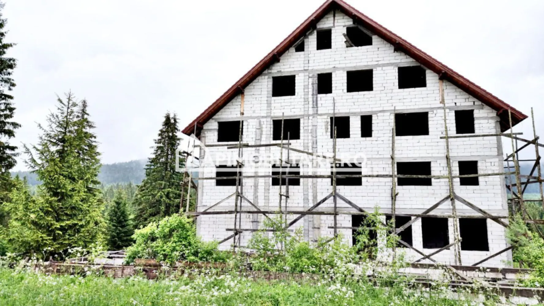 Pensiune 25 camere,1 restaurant,1 sala sedinte 2.000mp teren - Pensiune montana de capacitate mare situata intr-o zona cu peisaje absolut deosebite. la 55 km de Vatra Dornei, se pot efectua trasee montane, Muntii Calimani fiind la aproximativ 20 km. De asemenea este situata si la mijlocul distantei dintre statiunile turistice cele mai cautate din judetul Harghita ce detin partii de schi moderne intre Borsec si Toplita.
Contact 0774048706 Bogdan
Pensiunea este de capacitate mare avand demisol, parter cu restaurant si terasa, doua etaje si mansarda (D+P+E1+E2+M) se afla in faza de constructie in rosu avand in total 25 de camere.
La demisol se afla o pivnita si zona de garaje cu posibilitati multiple de utilizare (eventual poate fi transformata in crama de vinuri). Parterul detine o zona de receptie cu mese si separeu de aproximativ 50 de locuri, iar impreuna cu zona de restaurant capacitatea este de 70-80 de locuri. Aferent restaurantului exista si o terasa generoasa de aproximativ 100 mp cu o capacitate aproximativa de 60 locuri. Tot la parter este prevazuta o sala de sedinta cu o capacitate aproximativa de 50 de locuri.
La etajul intai sunt compartimentate 8 camere toate avand inclusa baie proprie, iar la etajul al doilea sunt prevazute 7 camere avand acelasi tip de facilitati.
Mansarda este compusa din doua nivele, in primul nivel fiind prevazute 6 camere, iar pe cel de-al doilea nivel 4 camere, toate prevazute cu bai individuale.
Locatia este racordat la reteaua de apa, canalizare si retea electrica (curent monofazat si trifazat).
Structura de rezistenta a pensiunii cuprinde o fundatie solida din beton cu piatra de granit, iar la etajele superioare structura de rezistenta este de asemenea din beton compartimentarea interioara fiind din BCA. Structura de acoperis este din grinzi de lemn acoperite cu tigla de calitate marca Bramac.
Pensiunea mai dispune si de o anexa pe doua nivele pe terenul din spatele acesteia in suprafata totala de aproximativ 2000 mp/nivel, in total 4000 mp, putand fi utilizata ca depozit si pivnite sau eventual crama pentru turisti.
Suprafata desfasurata a intregii pensiuni este de aproximativ 1500 mp, iar suprafata utila a acestia este de 1300 mp fara anexa. Terenul aferent pensiunii este de aproximativ 2000 mp cu posibilitate de cumparare a unor loturi de teren circulare aferente pensiunii.
Pretul de vanzare este de 225.000 euro, usor negociabil. comision ZERO
Contact 0774048706 Bogdan
Daca vă place această ofertă sau pentru alte informații sunați la numărul de contact din anunț! 
Compania Zap Imobiliare vă pune la dispoziție toate actele și documentele necesare alături de asistență și consiliere permanentă până la finalizarea achiziției imobiliare. 
Ne dorim să îți oferim cea mai plăcută experiență, îndeplinim vise cu pereți!