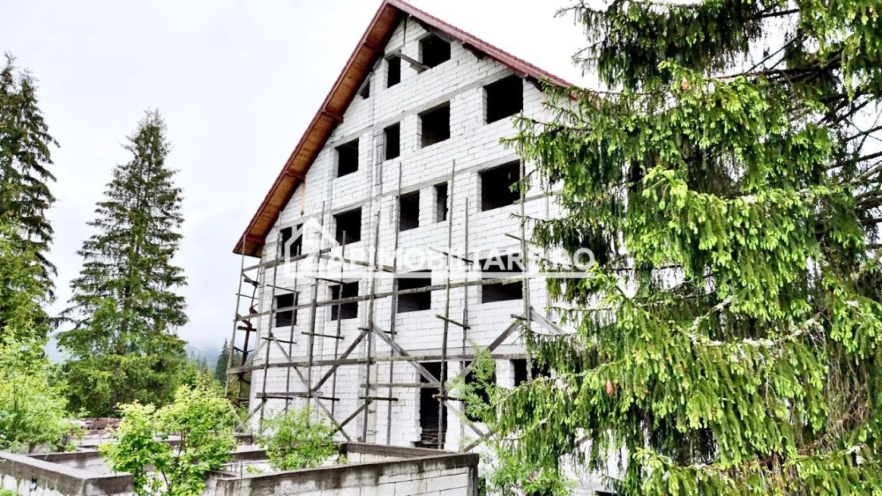 Pensiune 25 camere,1 restaurant,1 sala sedinte 2.000mp teren - Pensiune montana de capacitate mare situata intr-o zona cu peisaje absolut deosebite. la 55 km de Vatra Dornei, se pot efectua trasee montane, Muntii Calimani fiind la aproximativ 20 km. De asemenea este situata si la mijlocul distantei dintre statiunile turistice cele mai cautate din judetul Harghita ce detin partii de schi moderne intre Borsec si Toplita.
Contact 0774048706 Bogdan
Pensiunea este de capacitate mare avand demisol, parter cu restaurant si terasa, doua etaje si mansarda (D+P+E1+E2+M) se afla in faza de constructie in rosu avand in total 25 de camere.
La demisol se afla o pivnita si zona de garaje cu posibilitati multiple de utilizare (eventual poate fi transformata in crama de vinuri). Parterul detine o zona de receptie cu mese si separeu de aproximativ 50 de locuri, iar impreuna cu zona de restaurant capacitatea este de 70-80 de locuri. Aferent restaurantului exista si o terasa generoasa de aproximativ 100 mp cu o capacitate aproximativa de 60 locuri. Tot la parter este prevazuta o sala de sedinta cu o capacitate aproximativa de 50 de locuri.
La etajul intai sunt compartimentate 8 camere toate avand inclusa baie proprie, iar la etajul al doilea sunt prevazute 7 camere avand acelasi tip de facilitati.
Mansarda este compusa din doua nivele, in primul nivel fiind prevazute 6 camere, iar pe cel de-al doilea nivel 4 camere, toate prevazute cu bai individuale.
Locatia este racordat la reteaua de apa, canalizare si retea electrica (curent monofazat si trifazat).
Structura de rezistenta a pensiunii cuprinde o fundatie solida din beton cu piatra de granit, iar la etajele superioare structura de rezistenta este de asemenea din beton compartimentarea interioara fiind din BCA. Structura de acoperis este din grinzi de lemn acoperite cu tigla de calitate marca Bramac.
Pensiunea mai dispune si de o anexa pe doua nivele pe terenul din spatele acesteia in suprafata totala de aproximativ 2000 mp/nivel, in total 4000 mp, putand fi utilizata ca depozit si pivnite sau eventual crama pentru turisti.
Suprafata desfasurata a intregii pensiuni este de aproximativ 1500 mp, iar suprafata utila a acestia este de 1300 mp fara anexa. Terenul aferent pensiunii este de aproximativ 2000 mp cu posibilitate de cumparare a unor loturi de teren circulare aferente pensiunii.
Pretul de vanzare este de 225.000 euro, usor negociabil. comision ZERO
Contact 0774048706 Bogdan
Daca vă place această ofertă sau pentru alte informații sunați la numărul de contact din anunț! 
Compania Zap Imobiliare vă pune la dispoziție toate actele și documentele necesare alături de asistență și consiliere permanentă până la finalizarea achiziției imobiliare. 
Ne dorim să îți oferim cea mai plăcută experiență, îndeplinim vise cu pereți!