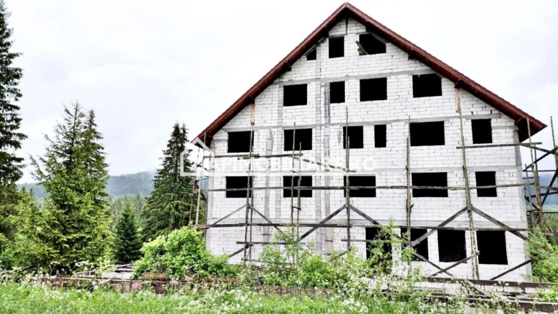 Pensiune 25 camere,1 restaurant,1 sala sedinte 2.000mp teren - Pensiune montana de capacitate mare situata intr-o zona cu peisaje absolut deosebite. la 55 km de Vatra Dornei, se pot efectua trasee montane, Muntii Calimani fiind la aproximativ 20 km. De asemenea este situata si la mijlocul distantei dintre statiunile turistice cele mai cautate din judetul Harghita ce detin partii de schi moderne intre Borsec si Toplita.
Contact 0774048706 Bogdan
Pensiunea este de capacitate mare avand demisol, parter cu restaurant si terasa, doua etaje si mansarda (D+P+E1+E2+M) se afla in faza de constructie in rosu avand in total 25 de camere.
La demisol se afla o pivnita si zona de garaje cu posibilitati multiple de utilizare (eventual poate fi transformata in crama de vinuri). Parterul detine o zona de receptie cu mese si separeu de aproximativ 50 de locuri, iar impreuna cu zona de restaurant capacitatea este de 70-80 de locuri. Aferent restaurantului exista si o terasa generoasa de aproximativ 100 mp cu o capacitate aproximativa de 60 locuri. Tot la parter este prevazuta o sala de sedinta cu o capacitate aproximativa de 50 de locuri.
La etajul intai sunt compartimentate 8 camere toate avand inclusa baie proprie, iar la etajul al doilea sunt prevazute 7 camere avand acelasi tip de facilitati.
Mansarda este compusa din doua nivele, in primul nivel fiind prevazute 6 camere, iar pe cel de-al doilea nivel 4 camere, toate prevazute cu bai individuale.
Locatia este racordat la reteaua de apa, canalizare si retea electrica (curent monofazat si trifazat).
Structura de rezistenta a pensiunii cuprinde o fundatie solida din beton cu piatra de granit, iar la etajele superioare structura de rezistenta este de asemenea din beton compartimentarea interioara fiind din BCA. Structura de acoperis este din grinzi de lemn acoperite cu tigla de calitate marca Bramac.
Pensiunea mai dispune si de o anexa pe doua nivele pe terenul din spatele acesteia in suprafata totala de aproximativ 2000 mp/nivel, in total 4000 mp, putand fi utilizata ca depozit si pivnite sau eventual crama pentru turisti.
Suprafata desfasurata a intregii pensiuni este de aproximativ 1500 mp, iar suprafata utila a acestia este de 1300 mp fara anexa. Terenul aferent pensiunii este de aproximativ 2000 mp cu posibilitate de cumparare a unor loturi de teren circulare aferente pensiunii.
Pretul de vanzare este de 225.000 euro, usor negociabil. comision ZERO
Contact 0774048706 Bogdan
Daca vă place această ofertă sau pentru alte informații sunați la numărul de contact din anunț! 
Compania Zap Imobiliare vă pune la dispoziție toate actele și documentele necesare alături de asistență și consiliere permanentă până la finalizarea achiziției imobiliare. 
Ne dorim să îți oferim cea mai plăcută experiență, îndeplinim vise cu pereți!
