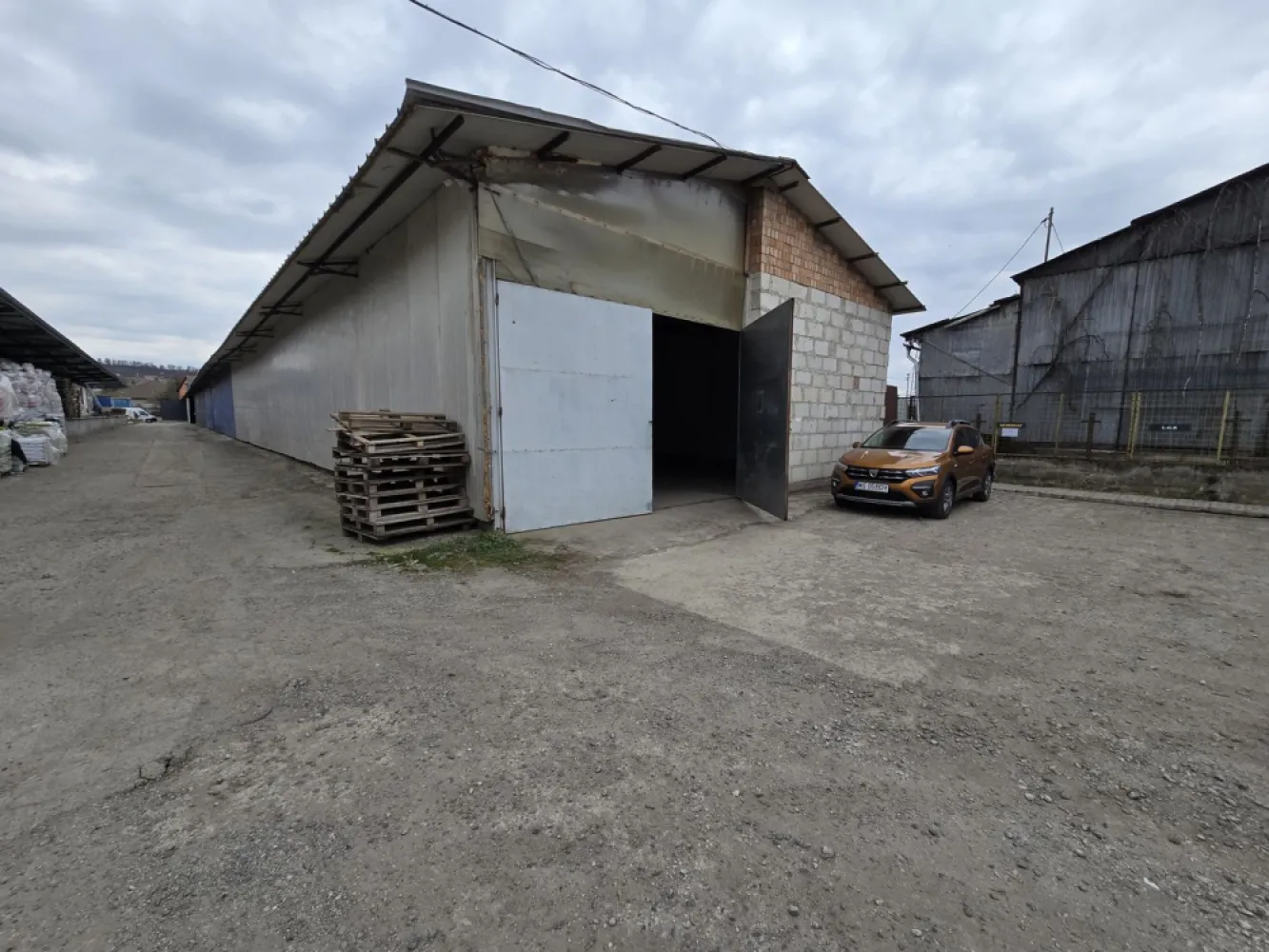 Hale cu suprafatade 220 mp si 440 mp zona Ambient - De închiriat hale cu suprafata de 300 mp si 432 mp.situat la parter cu rampă pe strada Depozitelor zona Ambient 
Spațiile se închiriază la prețul de 4 euro mp + tva
Disponibile 3 birouri recent renovate la pretul de 5 euro mp
Contact 0774048706 Bogdan

Comisionul perceput este de 50% din valoarea primei chirii.Și se percepe o singură dată!
Acest anunț nu corespunde cerințelor tale? Sună la numărul afișat în anunț și unul dintre agenții noștri te va ajuta cu alte oferte personalizate în funcție de cerințele tale.