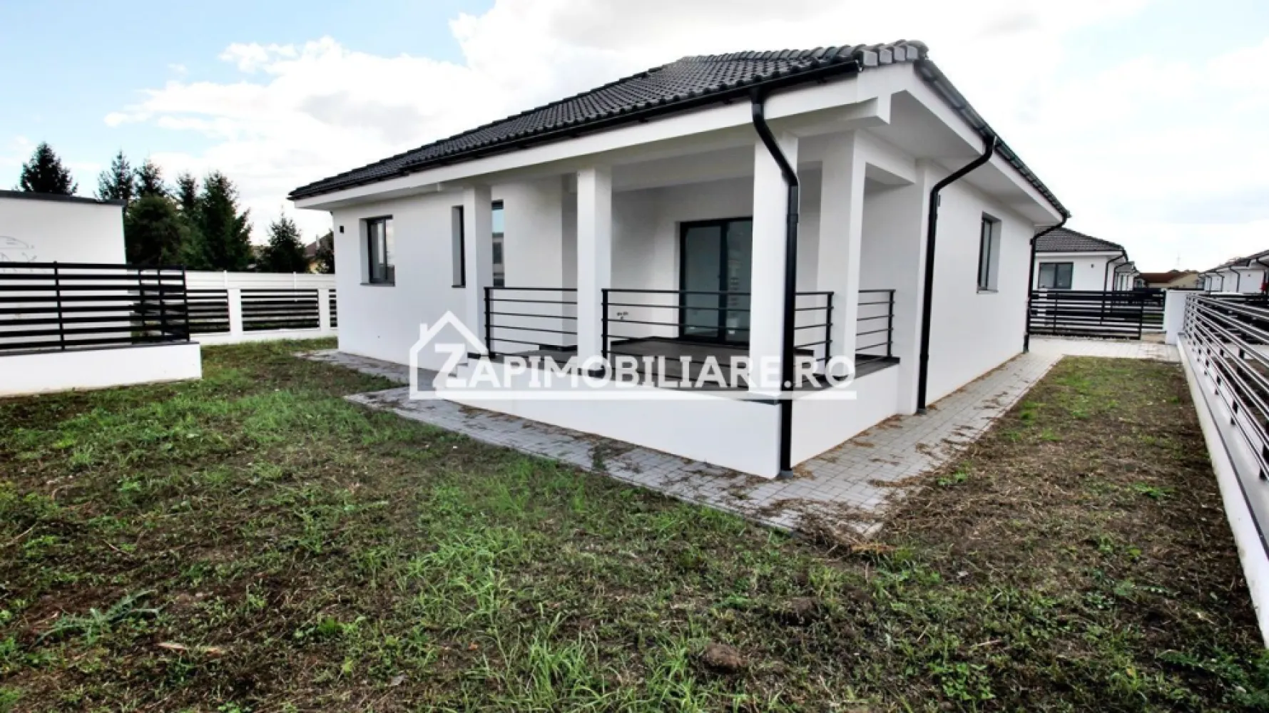 Casă la cheie pe 1 nivel 4 camere 2 băi,145 mp,500 mp teren - De vânzare casă la cheie singur în curte, 4 camere situată în Sancraiu de Mures Strada Vale,suprafața utilă de 110 mp. +14 mp terase, suprafata construita 145 mp.. amplasată pe un teren cu suprafața de 500 mp, 
Compartimentare:
- : 1 living, 3 dormitoare,1 bucătărie, 2 băi,1 dresing,1 debara, 1 terasă acoperită
Detalii:
- centrală termică, incălzire in pardoseală, geamuri tripan ,pod izolat cu vată
- fundația casei are o adâncime de 1 m, pereții sunt din cărămidă, acoperișul de țiglă, izolată cu polistiren de 10 cm.
- anul construcției 2026
Utilitați:
- curent, apă, gaz, canalizare
Casa se vinde la cheie la prețul de 169.000 Euro tva inclus în preț. Comision ZERO! 
- gardul, pavajul,obiectele sanitare, gresie ,faianta , parchet, usi interioare ,poarta automatizata incluse in pret

Locuința este compusă din 3 dormitoare, 2 băi, 1 living, 1 bucătărie, hol, 1 cămara, 1 dressing (din care se poate urca în pod unde se mai poate amenaja o camera de 45 mp) și 2 terase acoperite . izolația podului care este realizata cu vata 20cm , termosistemul casei este realizat din polistiren 10 cm grosime, Casa este finisata, cu tencuiala decorativa, geamuri termopan

Casa cuprinde toate instalațiile de apa menajeră ,canal , căldura , electricitate ,gaz și este racordata la sistemul de apa și canal , electricitate și gaz ! 

Daca vă place această ofertă sau pentru alte informații sunați la numărul de contact din anunț! 0774048706 Bogdan 
Compania Zap Imobiliare vă pune la dispoziție toate actele și documentele necesare alături de asistență și consiliere permanentă până la finalizarea achiziției imobiliare. 
Ne dorim să îți oferim cea mai plăcută experiență, îndeplinim vise cu pereți!