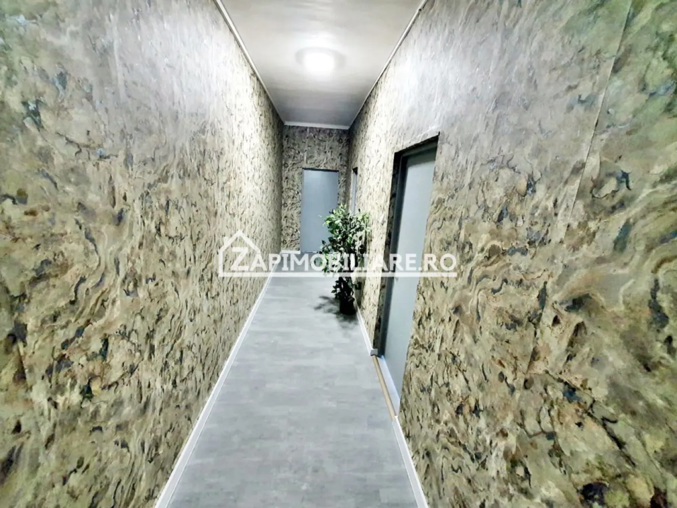 Hale cu suprafatade 220 mp si 440 mp zona Ambient - De închiriat hale cu suprafata de 300 mp si 432 mp.situat la parter cu rampă pe strada Depozitelor zona Ambient 
Spațiile se închiriază la prețul de 4 euro mp + tva
Disponibile 3 birouri recent renovate la pretul de 5 euro mp
Contact 0774048706 Bogdan

Comisionul perceput este de 50% din valoarea primei chirii.Și se percepe o singură dată!
Acest anunț nu corespunde cerințelor tale? Sună la numărul afișat în anunț și unul dintre agenții noștri te va ajuta cu alte oferte personalizate în funcție de cerințele tale.