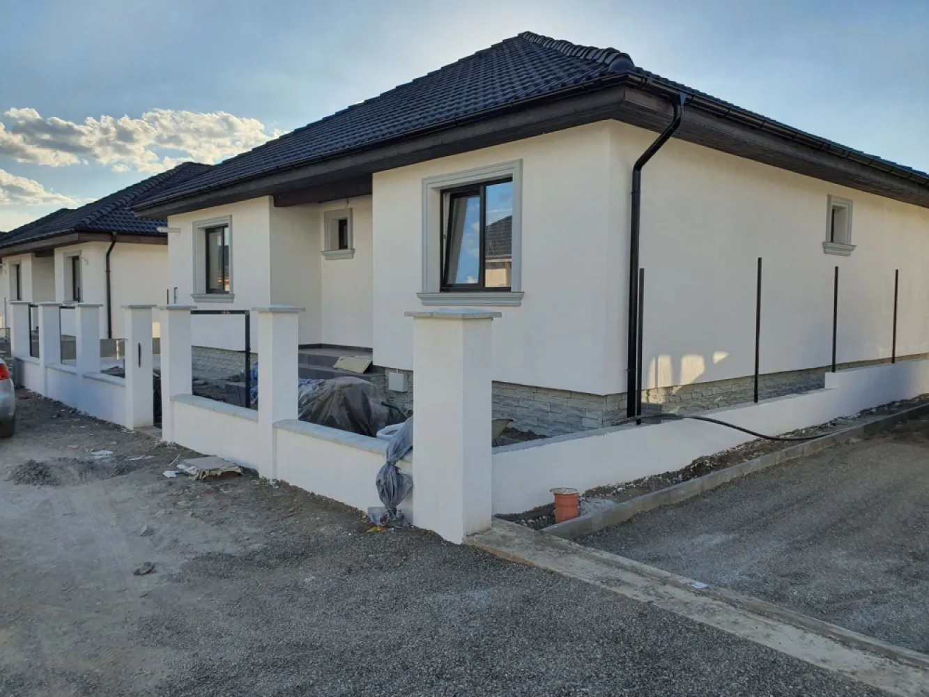 Casă la cheie pe 1 nivel 4 camere 2 băi,145 mp,500 mp teren - De vânzare casă la cheie singur în curte, 4 camere situată în Sancraiu de Mures Strada Vale,suprafața utilă de 110 mp. +14 mp terase, suprafata construita 145 mp.. amplasată pe un teren cu suprafața de 500 mp, 
Compartimentare:
- : 1 living, 3 dormitoare,1 bucătărie, 2 băi,1 dresing,1 debara, 1 terasă acoperită
Detalii:
- centrală termică, incălzire in pardoseală, geamuri tripan ,pod izolat cu vată
- fundația casei are o adâncime de 1 m, pereții sunt din cărămidă, acoperișul de țiglă, izolată cu polistiren de 10 cm.
- anul construcției 2026
Utilitați:
- curent, apă, gaz, canalizare
Casa se vinde la cheie la prețul de 169.000 Euro tva inclus în preț. Comision ZERO! 
- gardul, pavajul,obiectele sanitare, gresie ,faianta , parchet, usi interioare ,poarta automatizata incluse in pret

Locuința este compusă din 3 dormitoare, 2 băi, 1 living, 1 bucătărie, hol, 1 cămara, 1 dressing (din care se poate urca în pod unde se mai poate amenaja o camera de 45 mp) și 2 terase acoperite . izolația podului care este realizata cu vata 20cm , termosistemul casei este realizat din polistiren 10 cm grosime, Casa este finisata, cu tencuiala decorativa, geamuri termopan

Casa cuprinde toate instalațiile de apa menajeră ,canal , căldura , electricitate ,gaz și este racordata la sistemul de apa și canal , electricitate și gaz ! 

Daca vă place această ofertă sau pentru alte informații sunați la numărul de contact din anunț! 0774048706 Bogdan 
Compania Zap Imobiliare vă pune la dispoziție toate actele și documentele necesare alături de asistență și consiliere permanentă până la finalizarea achiziției imobiliare. 
Ne dorim să îți oferim cea mai plăcută experiență, îndeplinim vise cu pereți!