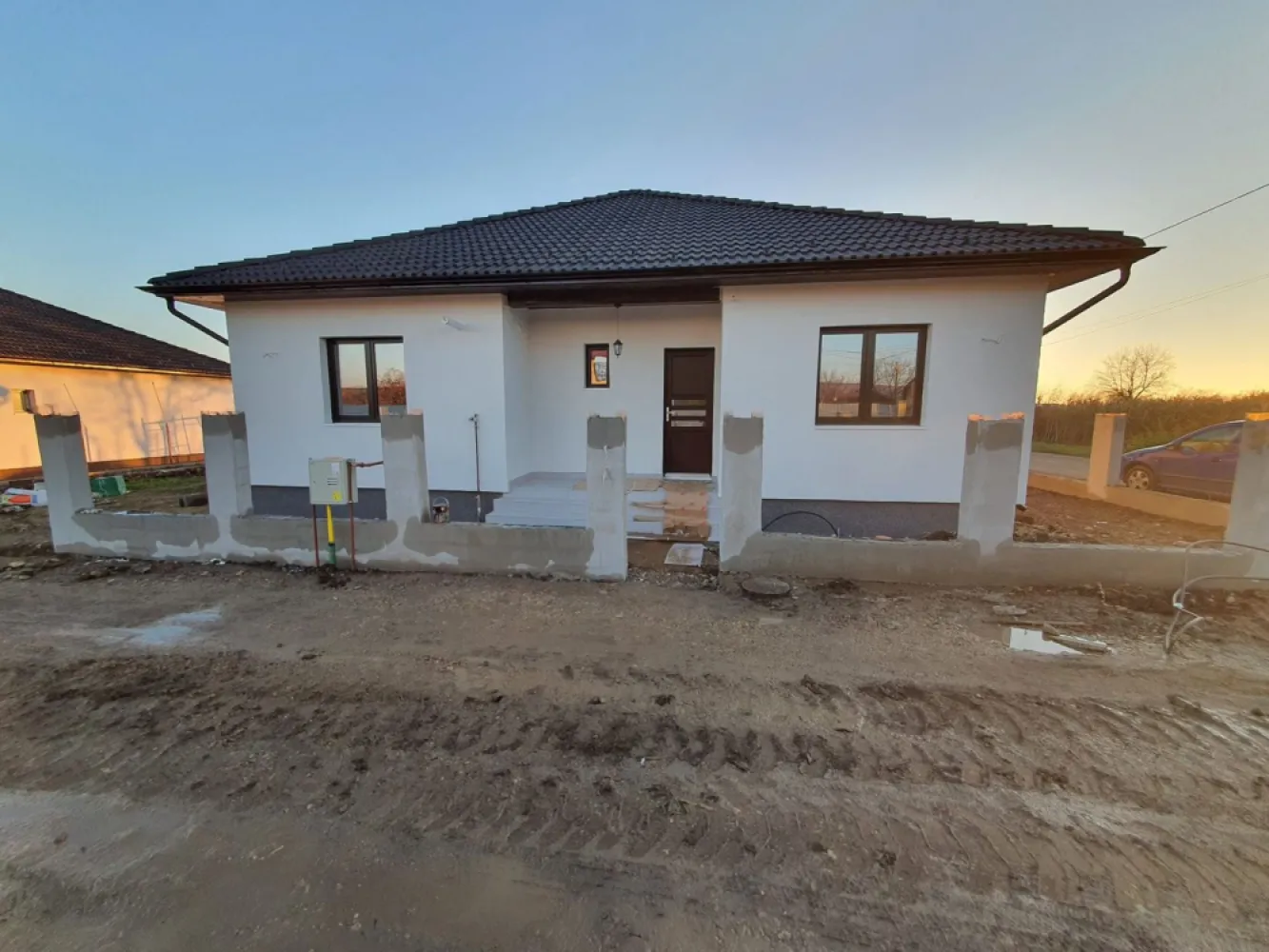 Casă la cheie pe 1 nivel 4 camere 2 băi,145 mp,500 mp teren