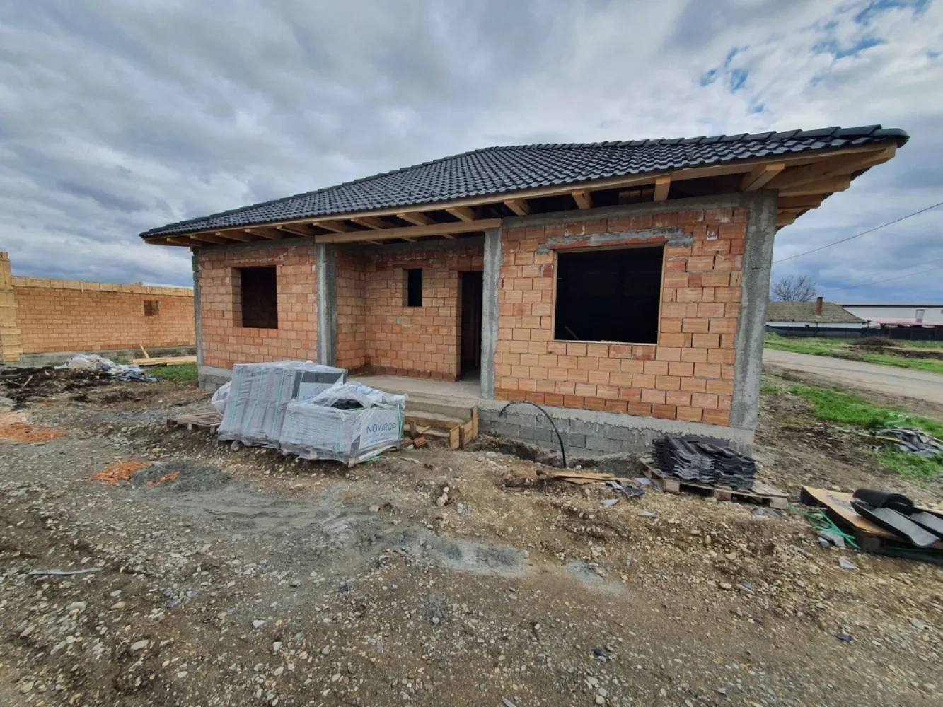 Casă la cheie pe 1 nivel 4 camere 2 băi,145 mp,500 mp teren