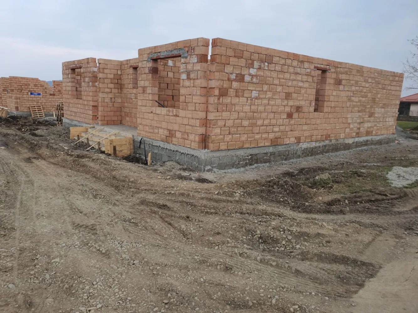 Casă la cheie pe 1 nivel 4 camere 2 băi,145 mp,500 mp teren