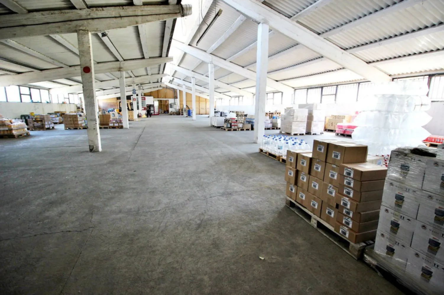 Hala productie 1800 mp - De închiriat hala pentru productie cu o suprafața utila de 1800 mp , strada 8 Martie oferit de Zap Imobiliare
Detalii:
- acces tir in curte, loc de parcare, toate utilitatile.
- camere de supraveghere , paza.
- 3 usi de acces, acces stivuitor in hala
- birouri, bucatarie, toalete , vestiare 

Spațiul se închiriază la prețul de 3 euro ( plus TVA ) /mp.
--------------------------------------------------------------------------------------------------------------------------------

Acest anunț nu corespunde cerințelor tale? Sună la numărul afișat în anunț și unul dintre agenții noștri te va ajuta cu alte oferte personalizate în funcție de cerințele tale.