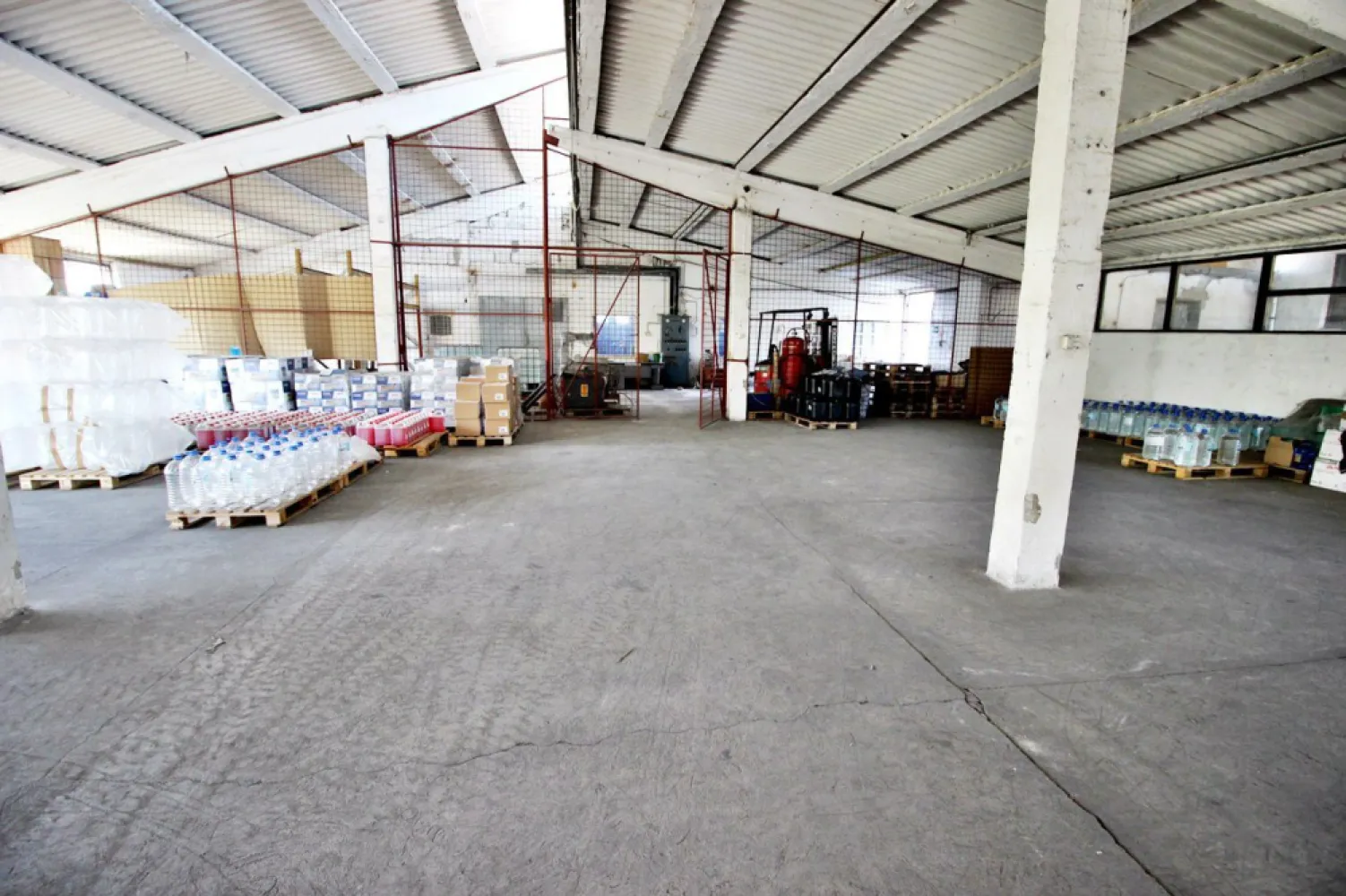 Hala productie 1800 mp - De închiriat hala pentru productie cu o suprafața utila de 1800 mp , strada 8 Martie oferit de Zap Imobiliare
Detalii:
- acces tir in curte, loc de parcare, toate utilitatile.
- camere de supraveghere , paza.
- 3 usi de acces, acces stivuitor in hala
- birouri, bucatarie, toalete , vestiare 

Spațiul se închiriază la prețul de 3 euro ( plus TVA ) /mp.
--------------------------------------------------------------------------------------------------------------------------------

Acest anunț nu corespunde cerințelor tale? Sună la numărul afișat în anunț și unul dintre agenții noștri te va ajuta cu alte oferte personalizate în funcție de cerințele tale.
