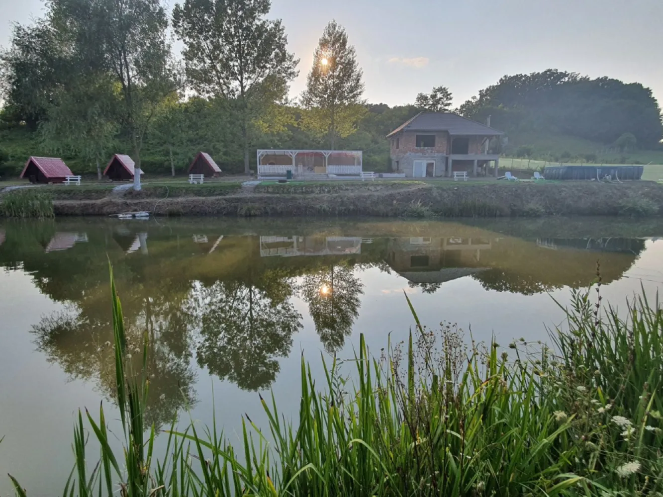 Casă 140 mp, 5800 mp teren, intravilan + Lac zona Vațman, Corunca - De vânzare casă la roșu cu 58 arii de teren și 5 căsuțe di lemn + Lac, singur în curte 3 camere situată în Corunca zona Vațman , suprafața utilă de 140 mp amplasată pe un teren cu suprafața de 5.800 mp, 
Compartimentare:
- la parter: 1 living, 1 bucătărie, 1 baie, 1 cămară
- la etaj: 2 dormitoare, 1 baie, 1 cameră tehnică, 1 balcon.
Daca vă place această ofertă sau pentru alte informații sunați la numărul de contact din anunț! 0774048706
Detalii:
- anul construcției 1998
Utilitați:
- curent
-Contact Bogdan 0774048706
Casa la roșu cu 58 arii de teren intravilan și 5 căsuțe din lemn + Lac se vinde la prețul de 195.000 Euro negociabil. Comision ZERO!
-----------------------------------------------------------------------------------------------------------------------------------------
Daca vă place această ofertă sau pentru alte informații sunați la numărul de contact din anunț! 0774048706 Bogdan
Compania Zap Imobiliare vă pune la dispoziție toate actele și documentele necesare alături de asistență și consiliere permanentă până la finalizarea achiziției imobiliare. 
Ne dorim să îți oferim cea mai plăcută experiență, îndeplinim vise cu pereți!