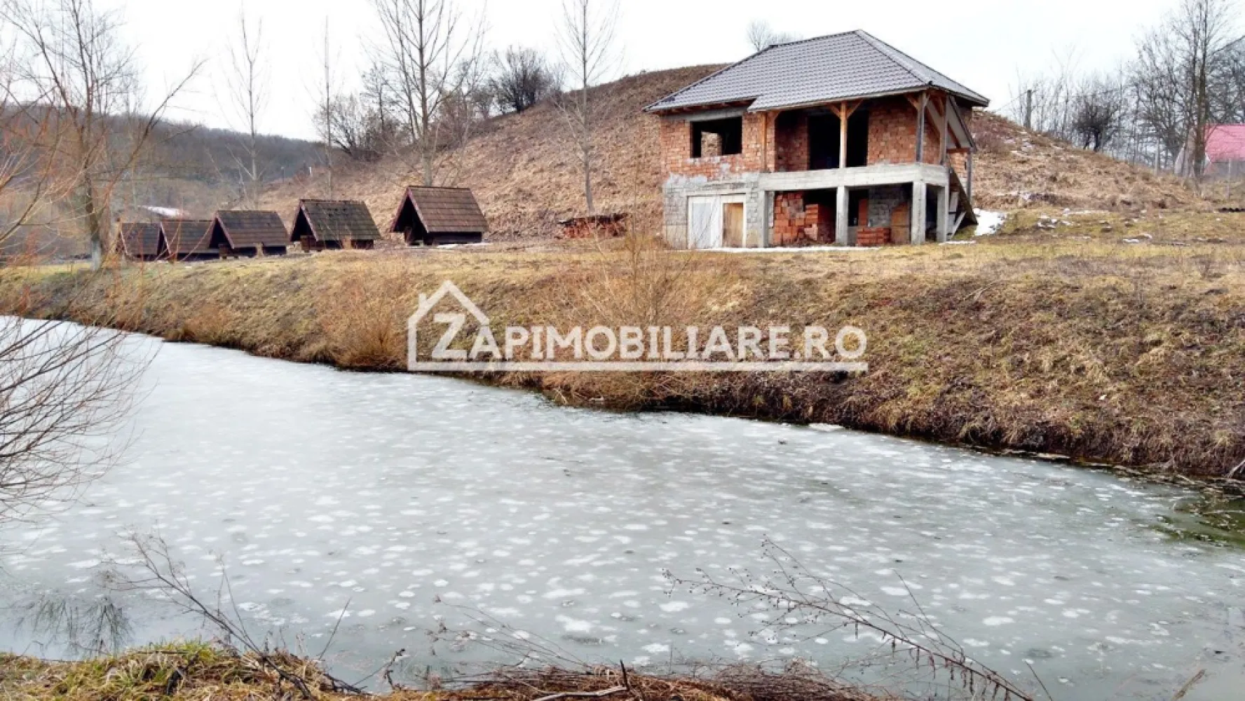 Casă 140 mp, 5800 mp teren, intravilan + Lac zona Vațman, Corunca - De vânzare casă la roșu cu 58 arii de teren și 5 căsuțe di lemn + Lac, singur în curte 3 camere situată în Corunca zona Vațman , suprafața utilă de 140 mp amplasată pe un teren cu suprafața de 5.800 mp, 
Compartimentare:
- la parter: 1 living, 1 bucătărie, 1 baie, 1 cămară
- la etaj: 2 dormitoare, 1 baie, 1 cameră tehnică, 1 balcon.
Daca vă place această ofertă sau pentru alte informații sunați la numărul de contact din anunț! 0774048706
Detalii:
- anul construcției 1998
Utilitați:
- curent
-Contact Bogdan 0774048706
Casa la roșu cu 58 arii de teren intravilan și 5 căsuțe din lemn + Lac se vinde la prețul de 195.000 Euro negociabil. Comision ZERO!
-----------------------------------------------------------------------------------------------------------------------------------------
Daca vă place această ofertă sau pentru alte informații sunați la numărul de contact din anunț! 0774048706 Bogdan
Compania Zap Imobiliare vă pune la dispoziție toate actele și documentele necesare alături de asistență și consiliere permanentă până la finalizarea achiziției imobiliare. 
Ne dorim să îți oferim cea mai plăcută experiență, îndeplinim vise cu pereți!